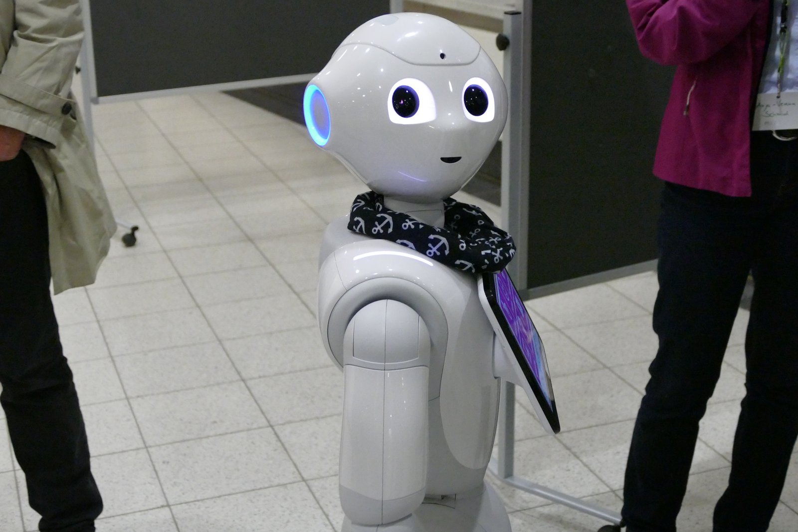 Ein weisser menschenähnlicher Roboter schaut in die Kamera.