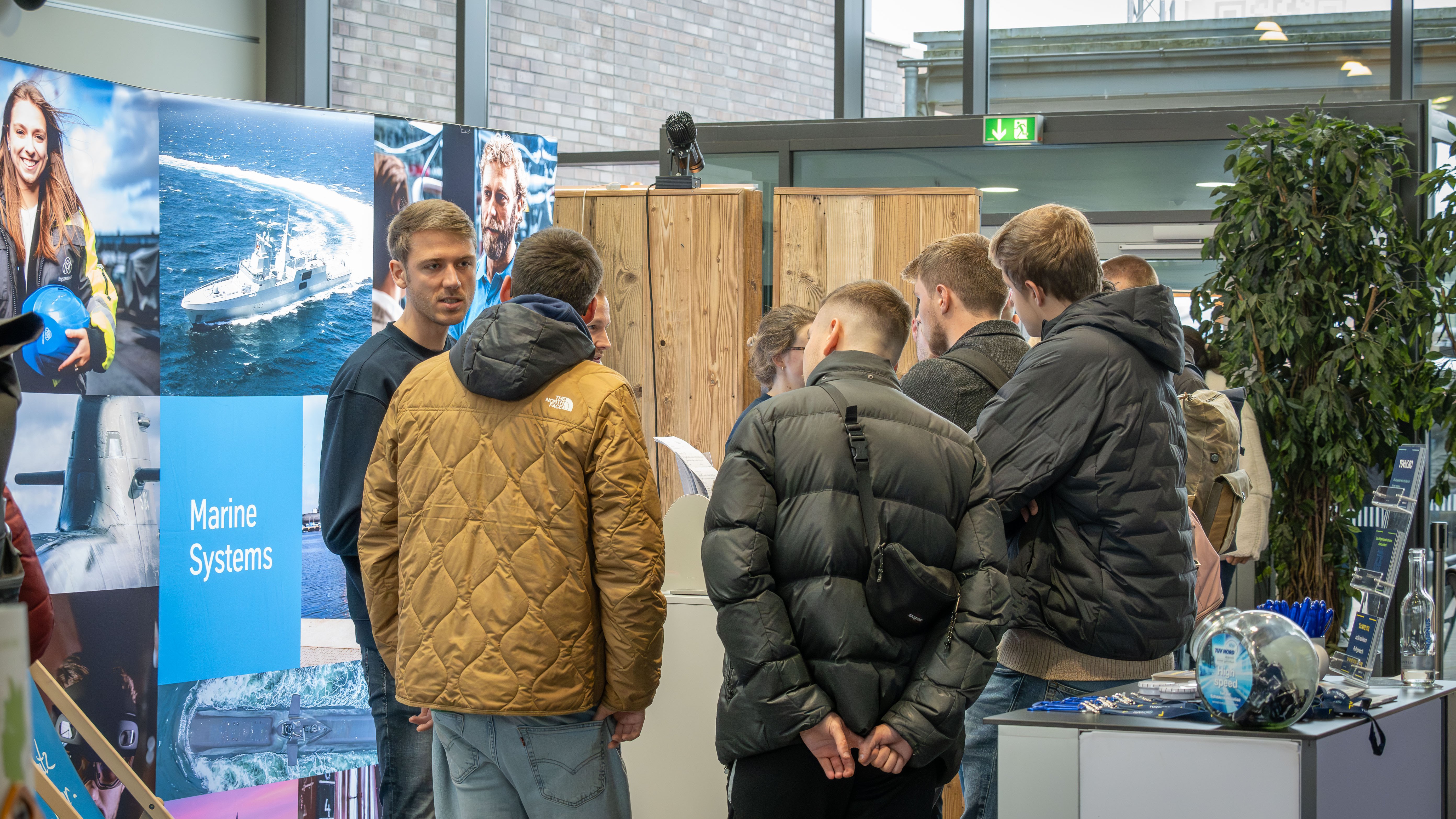 talent transfair, eine Gruppe Studierender informiert sich am Stand eines Ausstellers