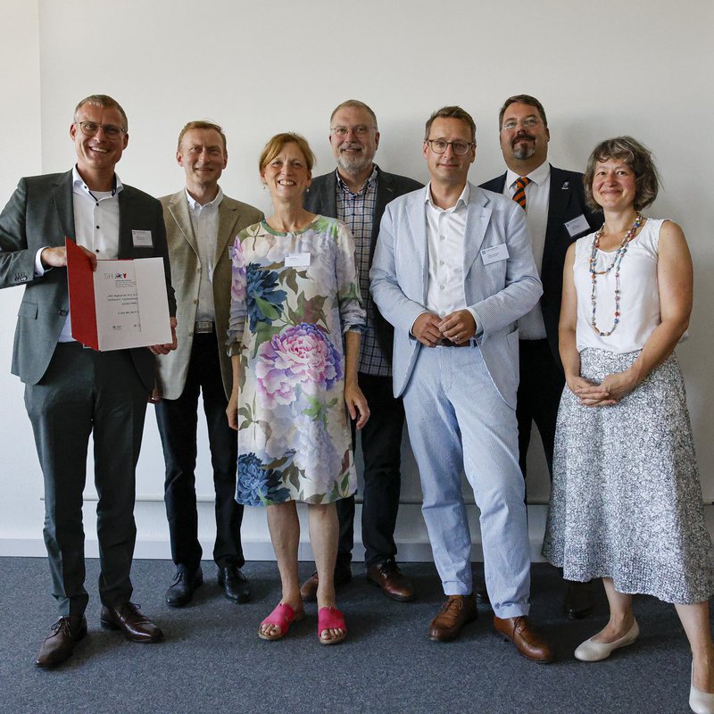 v.l.n.r. Prof. Dr. Björn Christensen, Dr. Andreas Borchardt, Ministerin Karin Prien, Markus Schack,Prof. Dr. Tobias Hochscherf,  Prof. Dr.-Ing. Henning Strauß, Dr. Anja Franke-Schwenk 