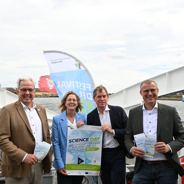 Jan-Christoph Kersig, Ulrike Wielatt, Ulf Kämpfer und Björn Christensen stehen nebeneinander auf der F2 der Schwentine Fähre