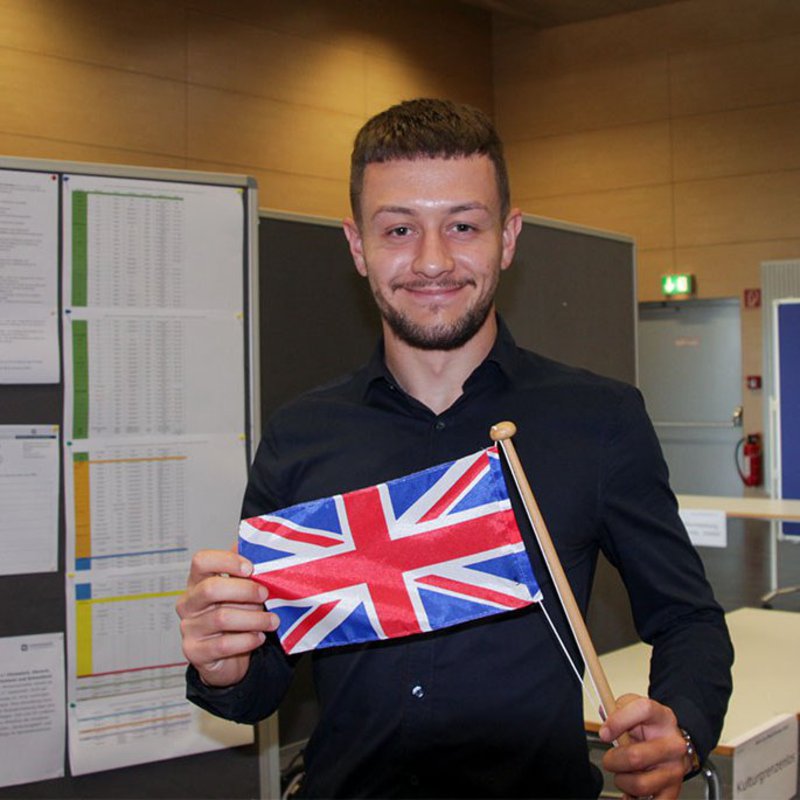 Mann mit Großbritannien-Flagge