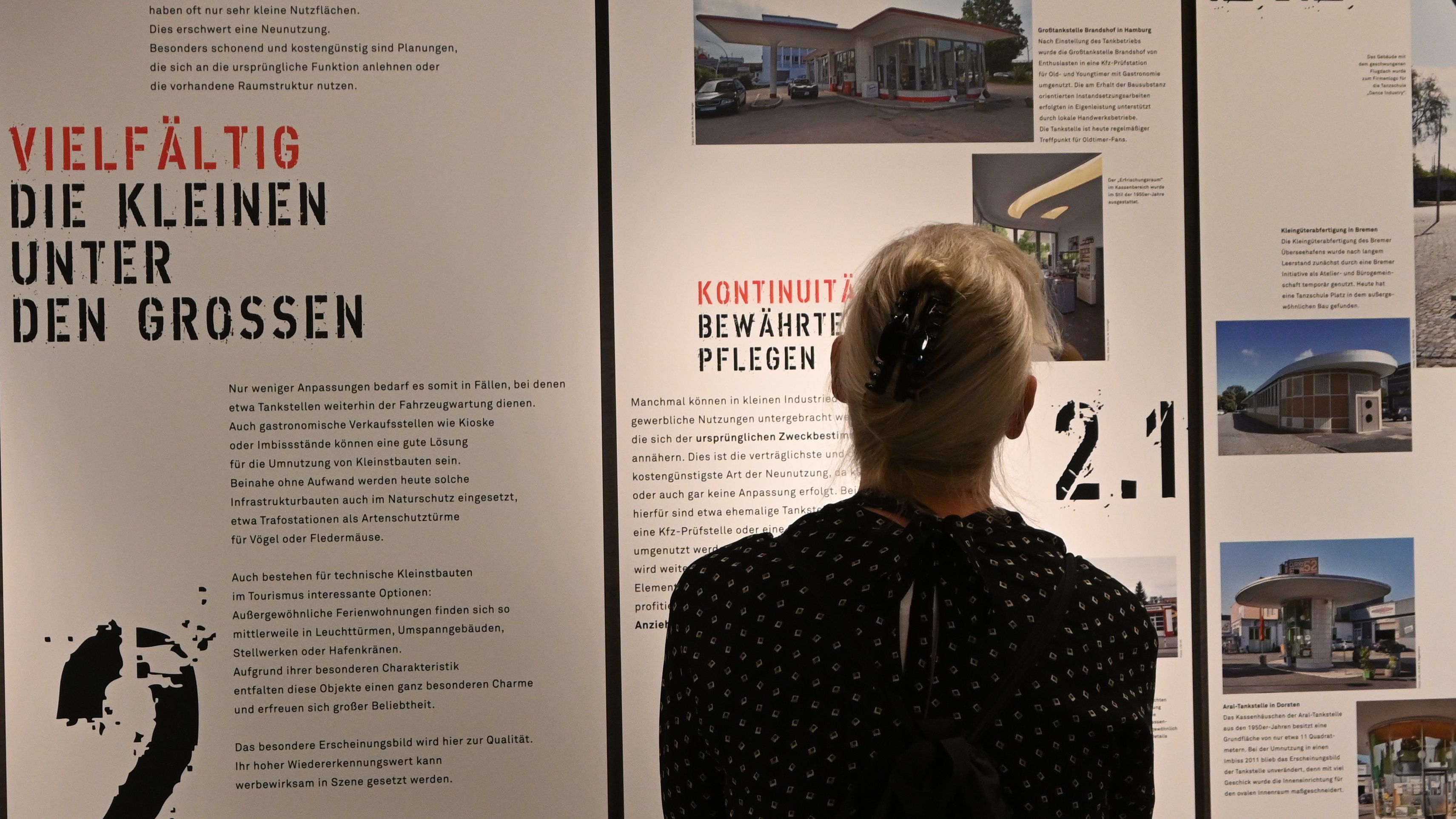 Frau vor Tafeln in der Ausstellung