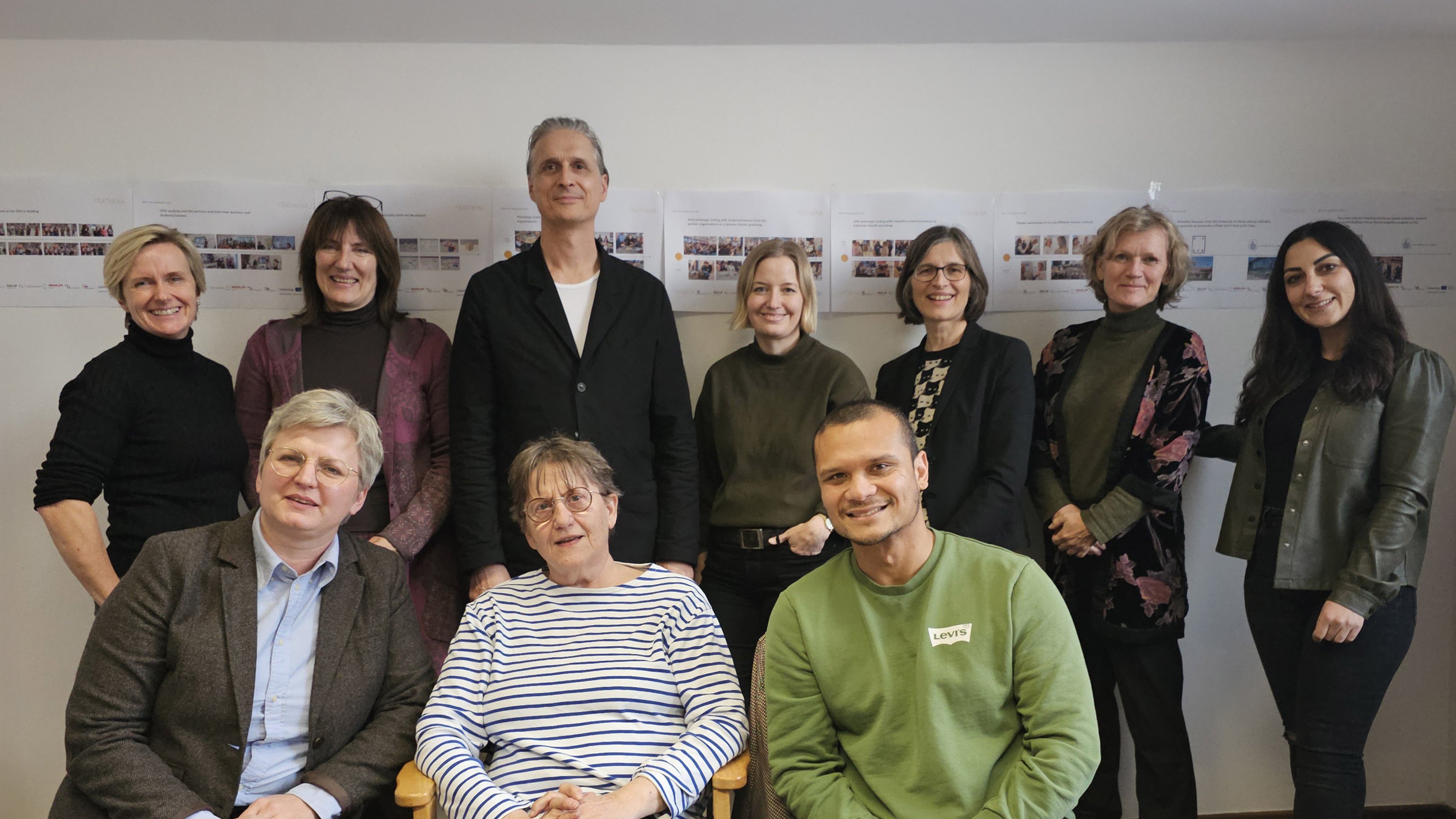 Beteiligte des Athena-Projekts der FH Kiel haben sich in einem Raum zum Gruppenfoto aufgestellt