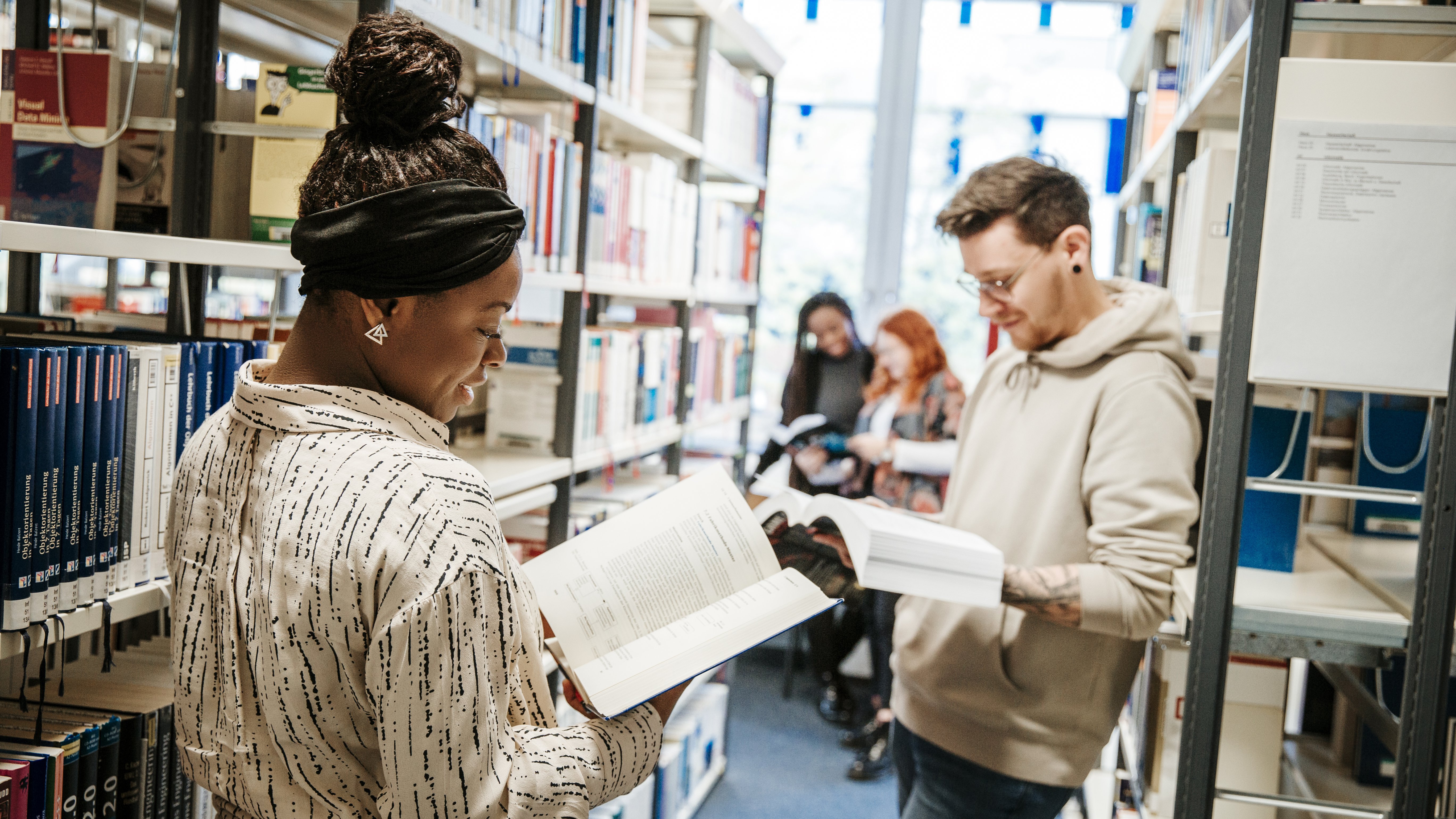 Studierende stehen in der FH-Bibliothek