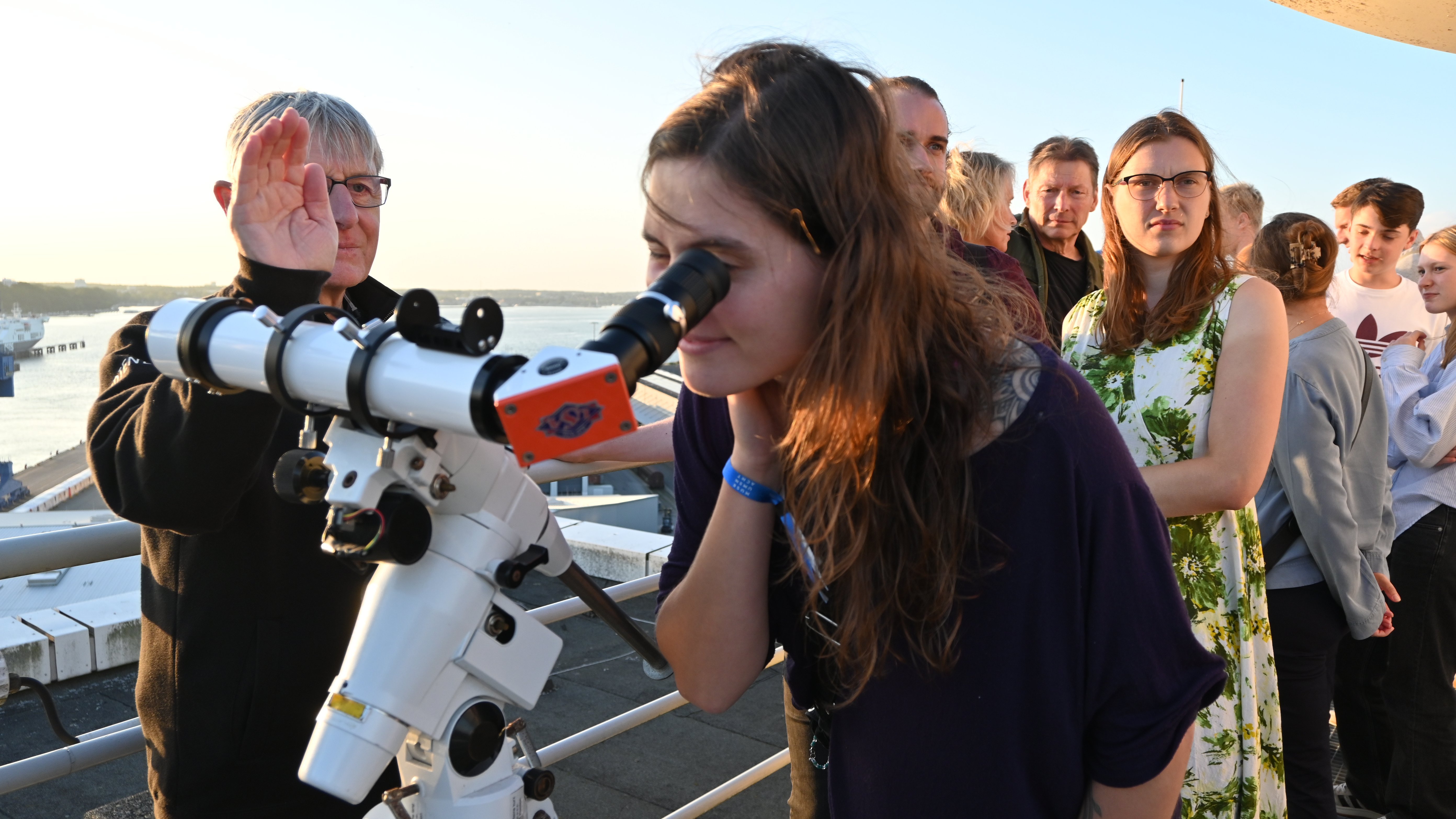 Frau auf Sternwarte mit Blick auf die Sonne