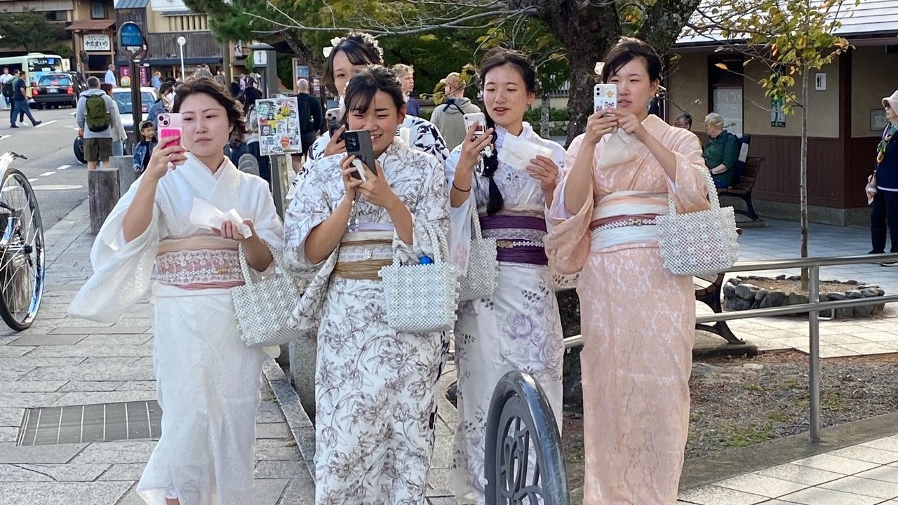 Frauen im Kimono in Japan mit Smartphone in der Hand