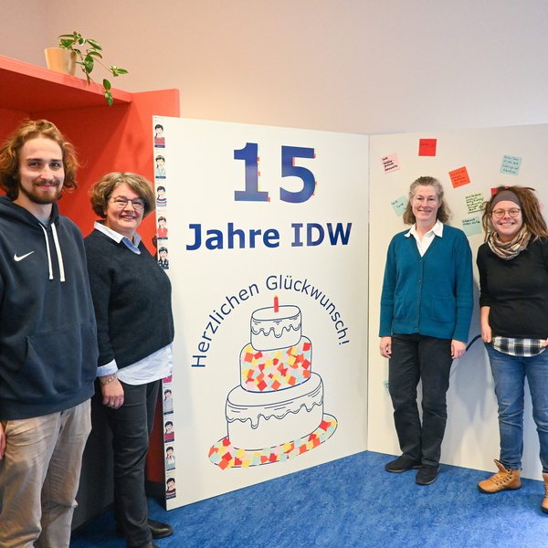 Feiern gemeinsam 15 Jahre IDW: Mathes Borchert, Prof. Dr. Ruth Boerckel, Dr. Christiane Metzger und Juliane Möhring (v. l. n. r.).