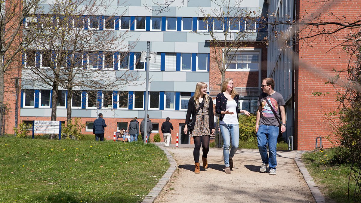 Studierende vor Gebäude C12