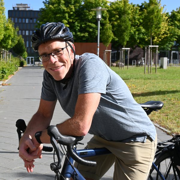 Prof. Dr. Andreas Luczak auf dem Fahrrad