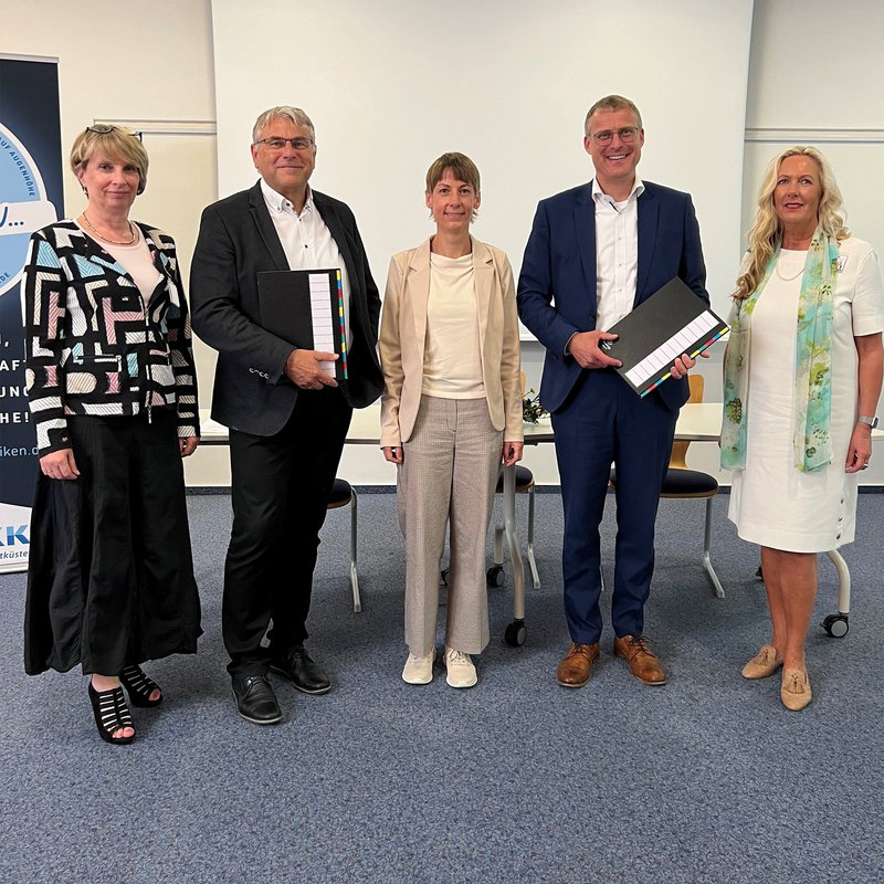 Anlässlich der Vertragsunterzeichnung stehen Iris Gebh, Dr. Martin Blümke, Prof. Dr. Katharina Scheel, FH-Präsident Prof. Dr. Björn Christensen und Pflegedirektorin Sabine Holtorf nebeneinander.