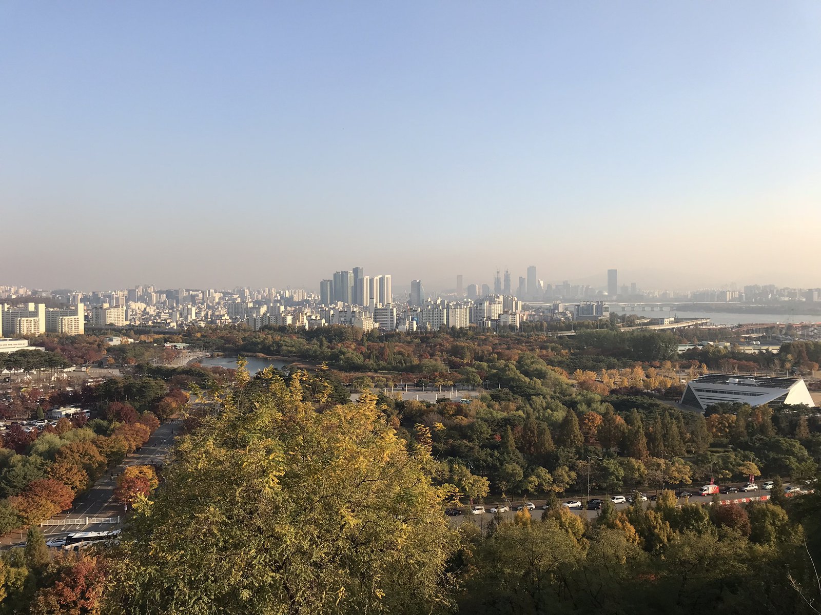 Von einer Anhöhe hat man einen tollen Ausblick auf die Stadt.