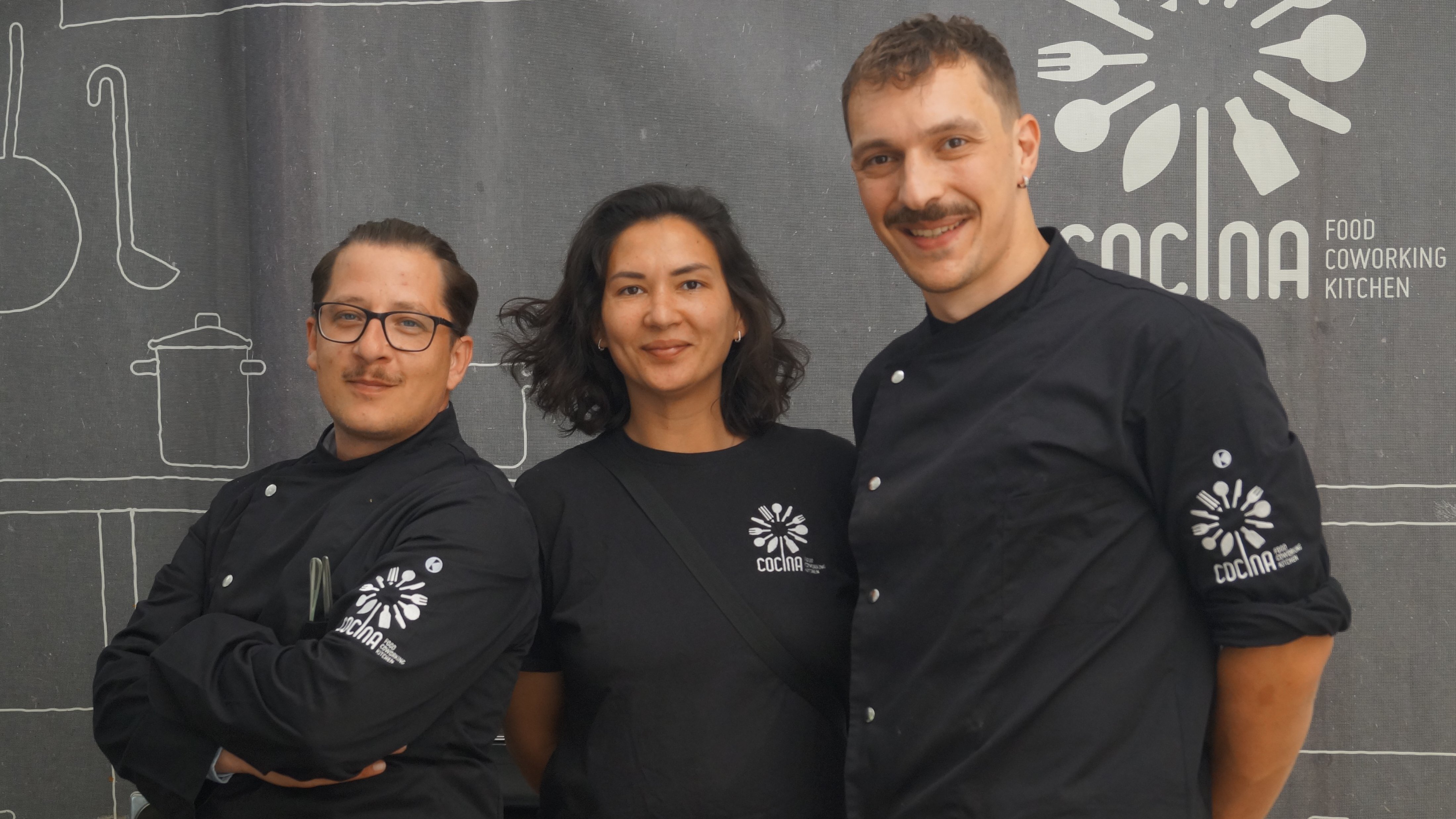 Die Betreiber der cocina Marcel Lungershausen, Sabrina Hafemann, Niklas Hommen stehen nebeneinander