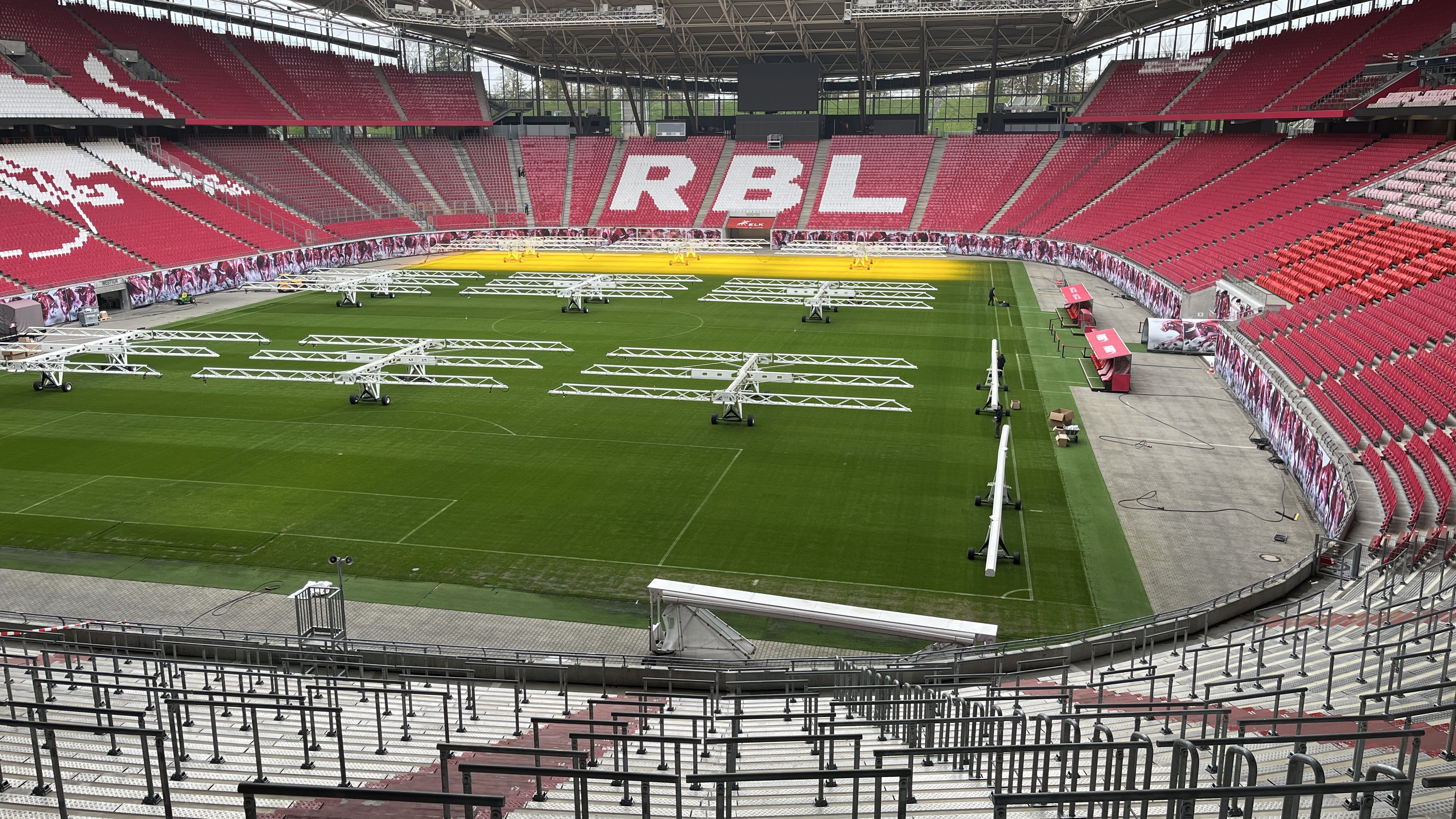 Blick ins Stadion bei der Besichtigung der Red Bull Arena von RB Leipzig.