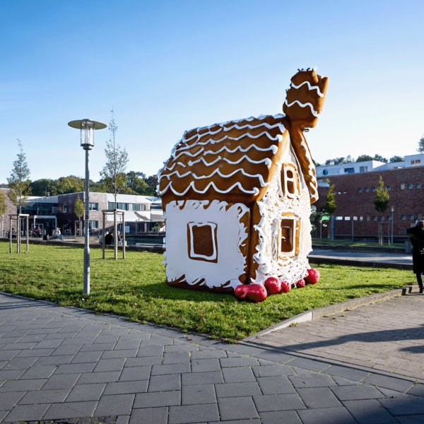 Der Sokratesplatz auf dem ein Lebkuchenhaus steht.