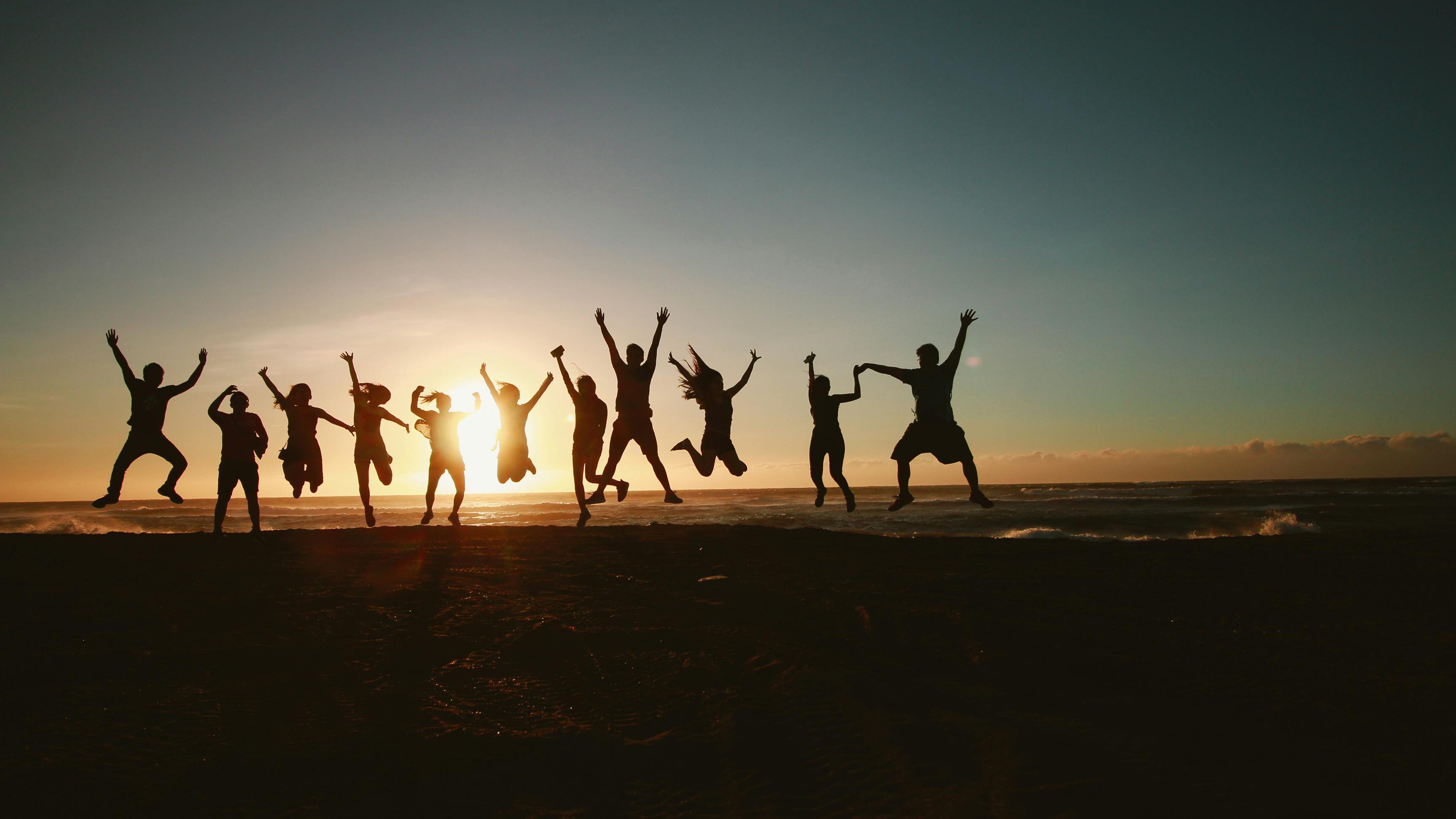 Gruppe junger Menschen am Strand