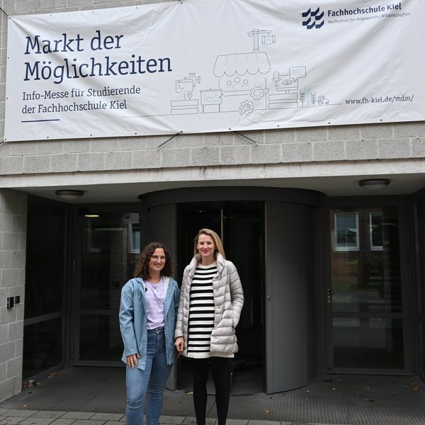 Frau Hameister und Frau Flug vor Markt der Möglichkeiten Banner