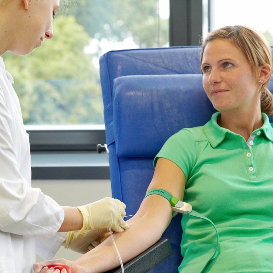 Frau bei der Blutspende