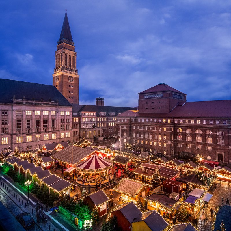 Übersichtsbild vom Weihnachtsmarkt auf dem Kieler Rathausmarkt