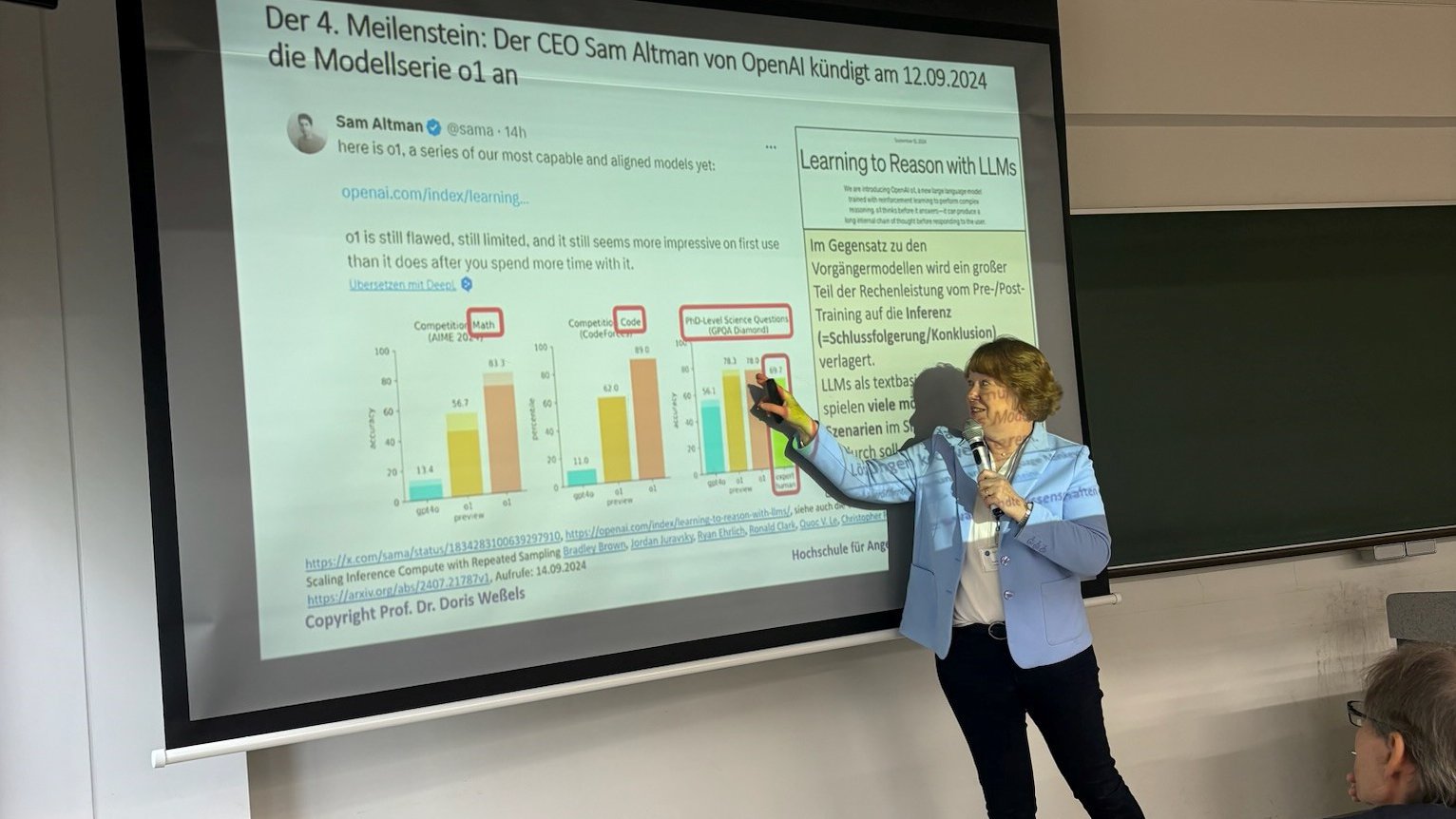 Prof. Dr. Doris Weßels erläutert an einem Whiteboard ihren Vortrag zum Thema KI.