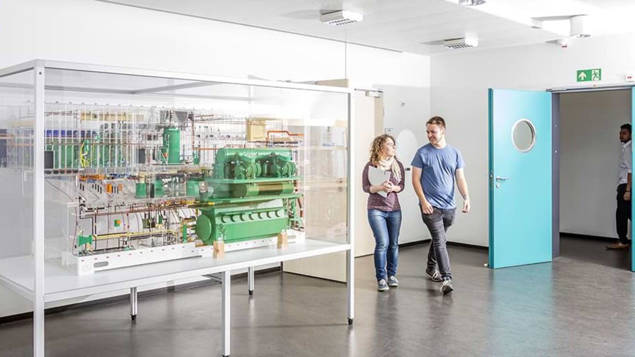 Students of the Department of Mechanical Engineering at Kiel UAS in the hallway of the seminar building 