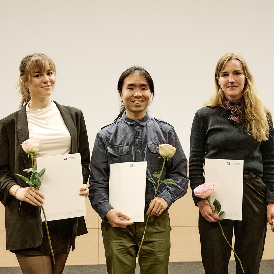 Luisa Bronk, Victor Setiawan Effendi und Fanny Sußmann auf der Bühne im Audimax der FH Kiel