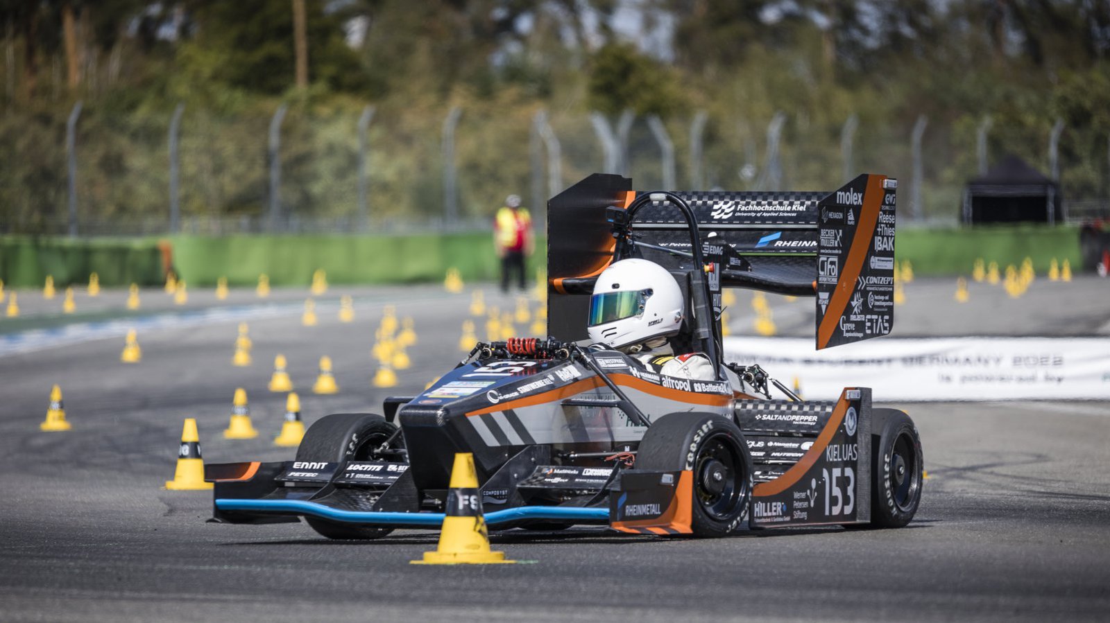 Rennauto mit Fahrer vom FH-Raceyard Team