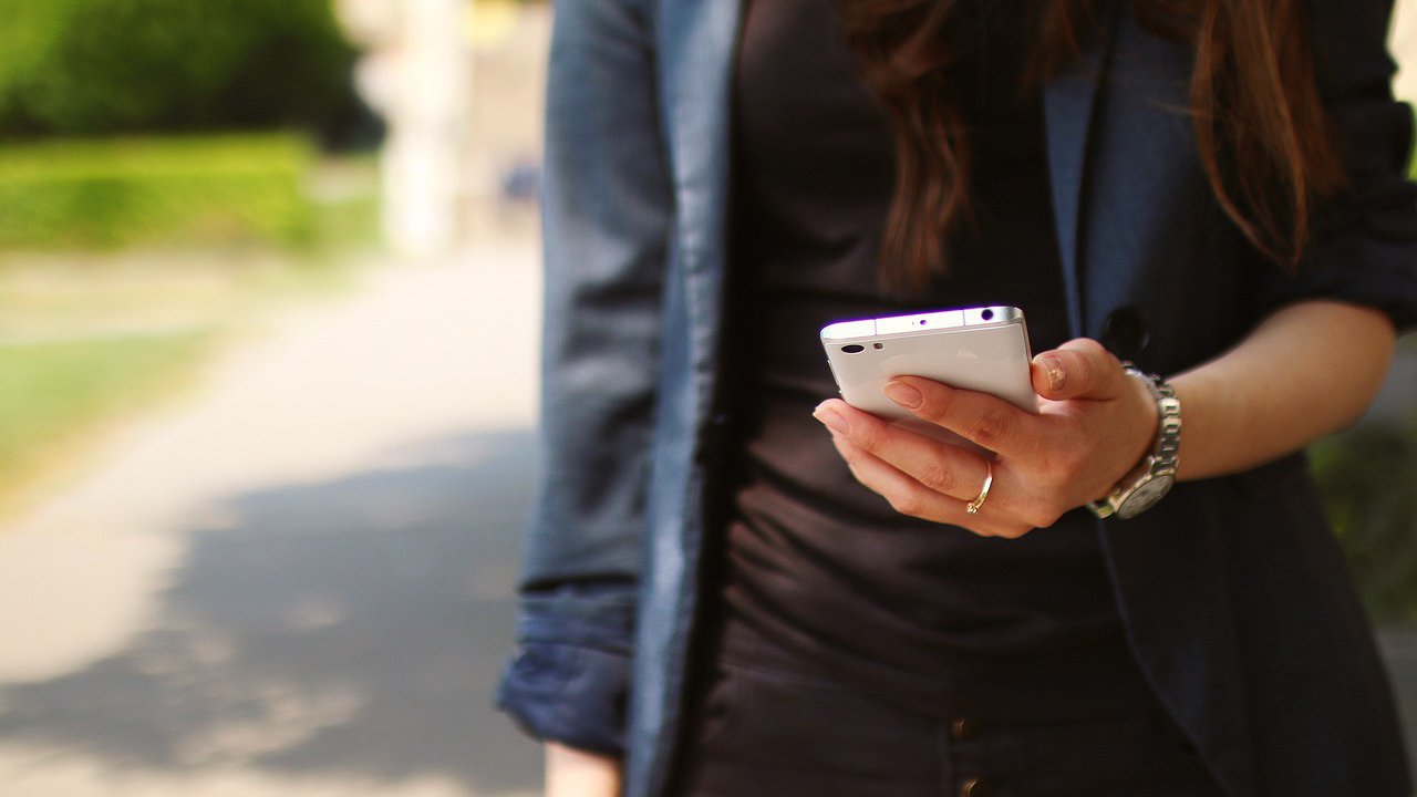 Frau mit Handy in der Hand