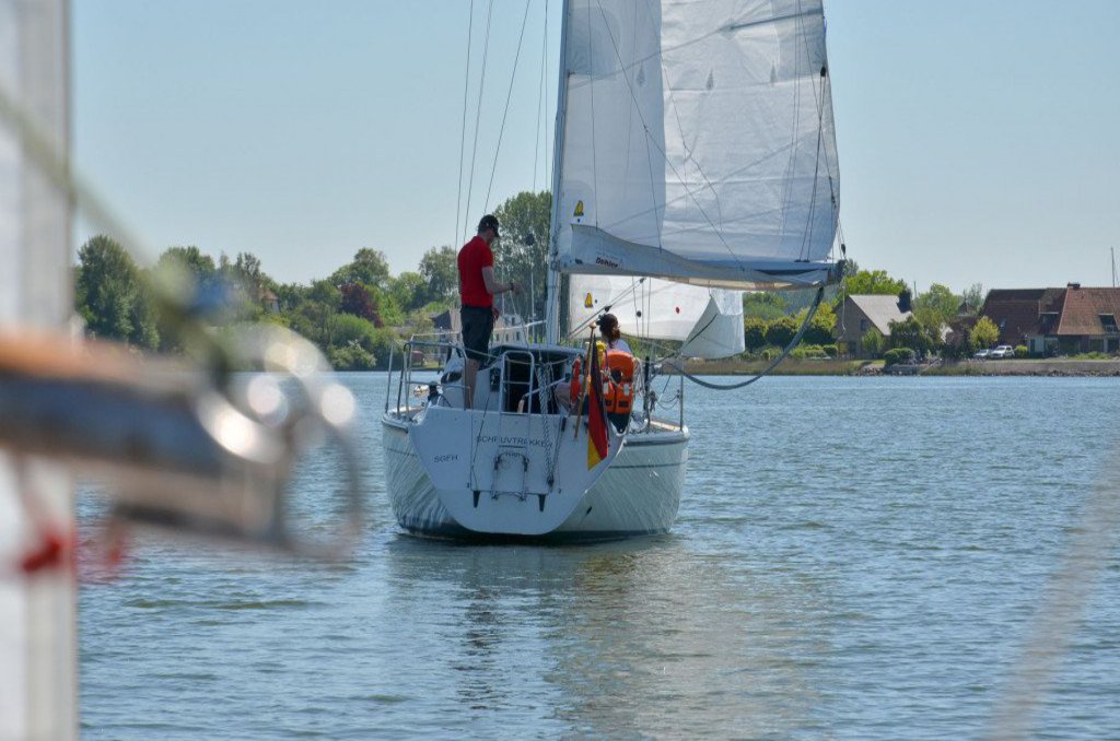 Ein Segelboot bewegt sich gemächlich über die See.