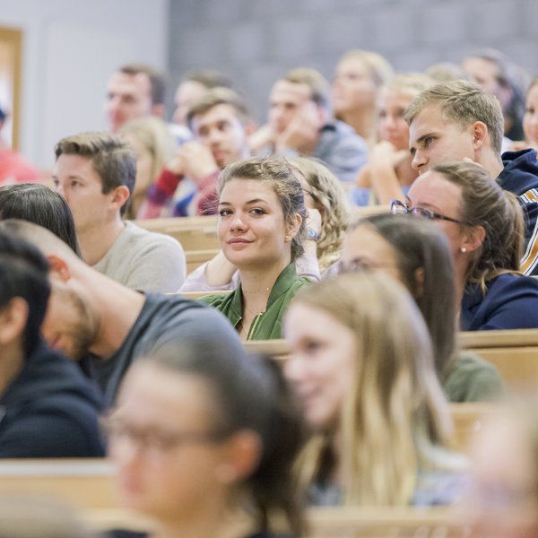 ein Blick in einen Hörsaal mit Studierenden.