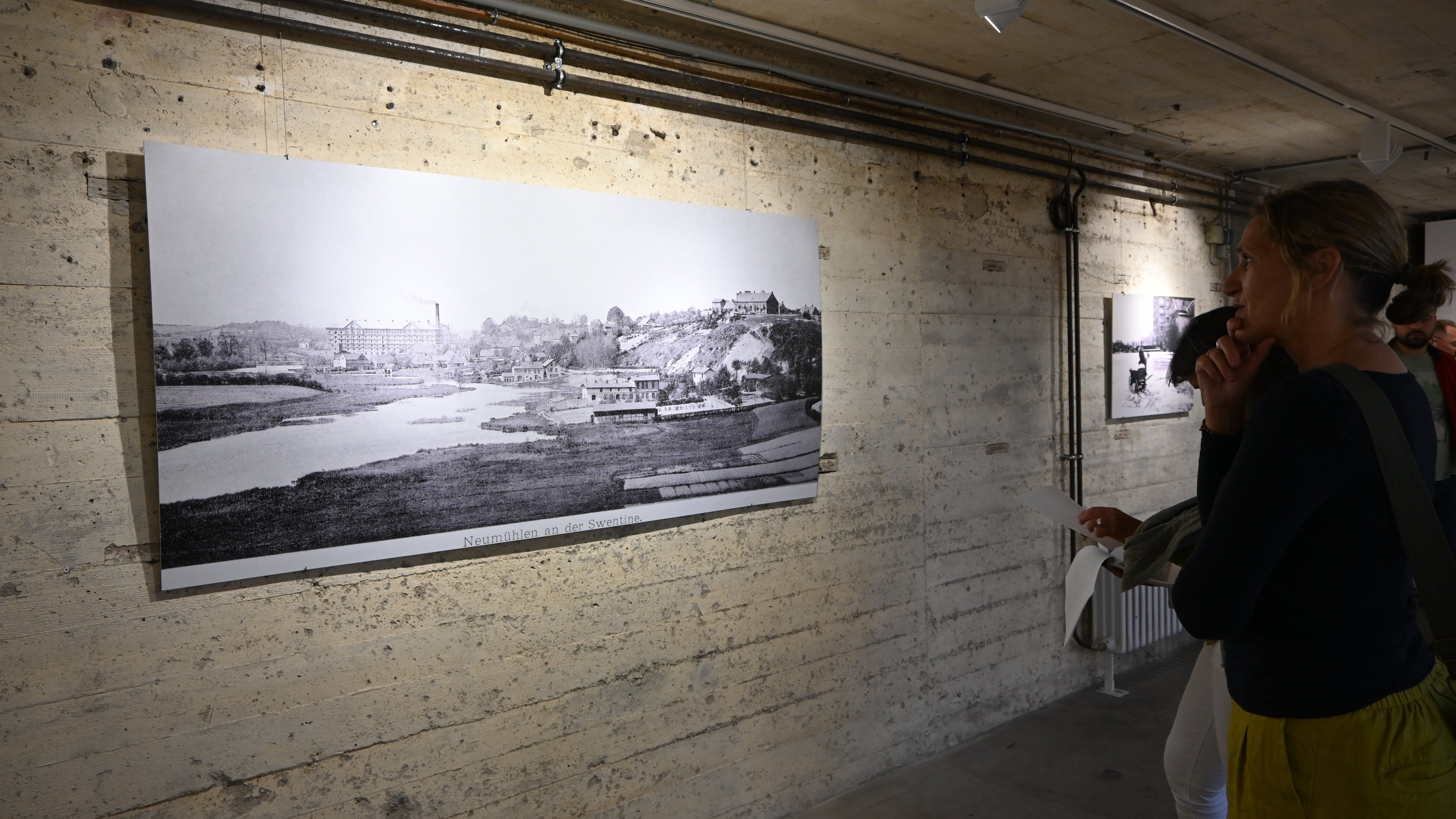 Frau vor Bild in Ausstellung Bunker-D