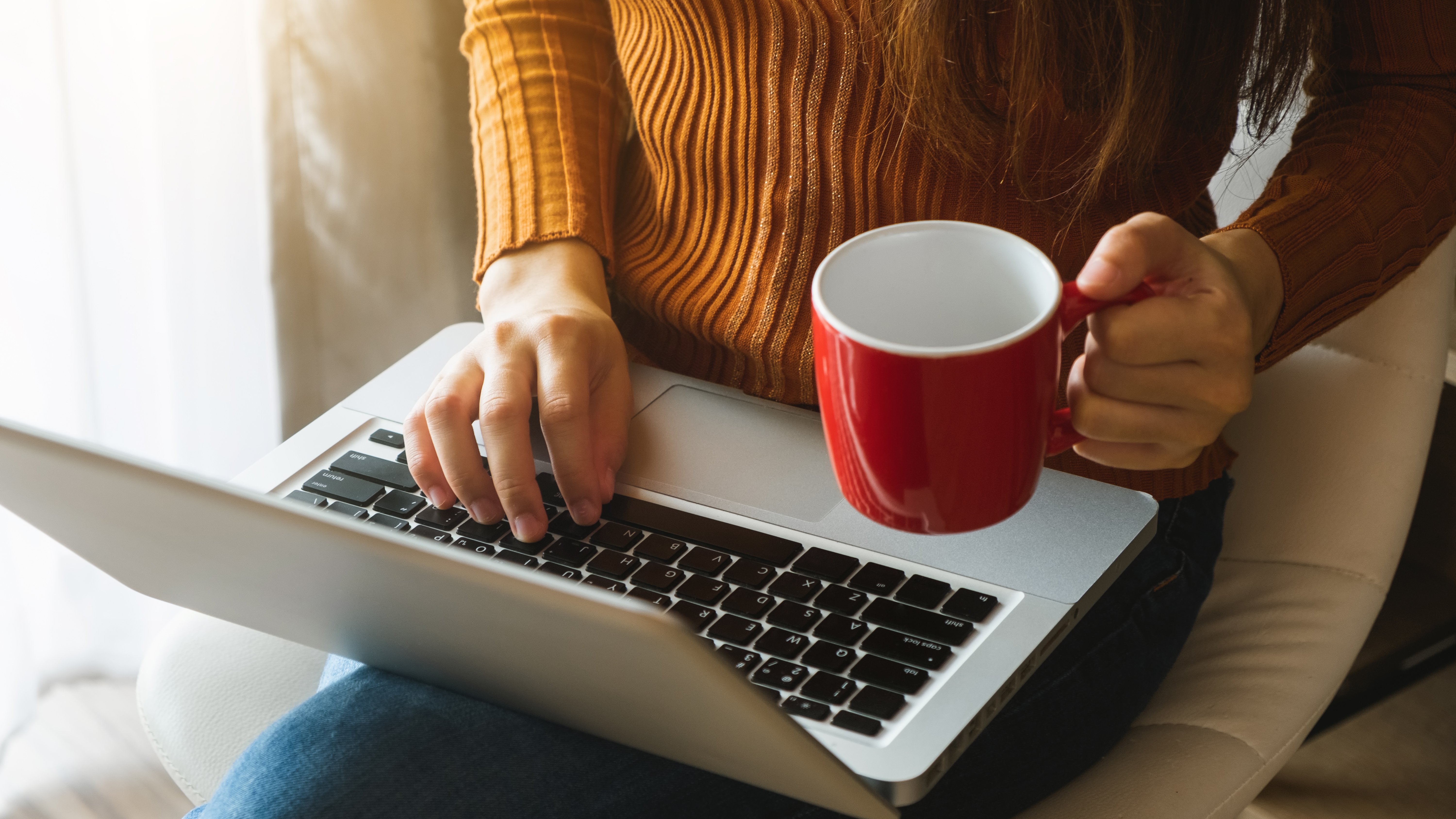 Frau mit Laptop und Tasse