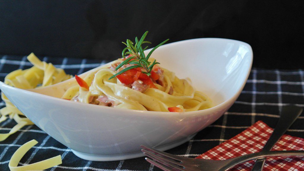 Eine weiße Schale mit Pastta Carbonara.