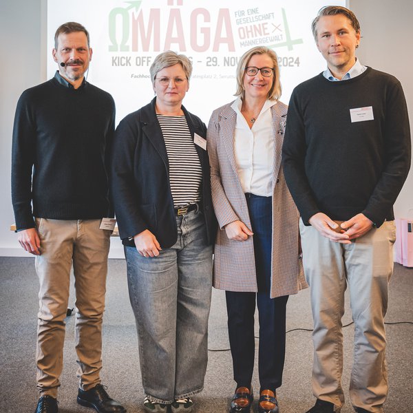 Vier Personen stehen nebeneinander. Von links: Markus Theunert (Dachverband Schweizer Männer- und Väterorganisationen), Prof. Dr. Carmen Hack (FH Kiel), Gleichstellungsstaatssekretärin Silke Schiller-Tobies, Prof. Dr. Fabian Lamp (FH Kiel). 