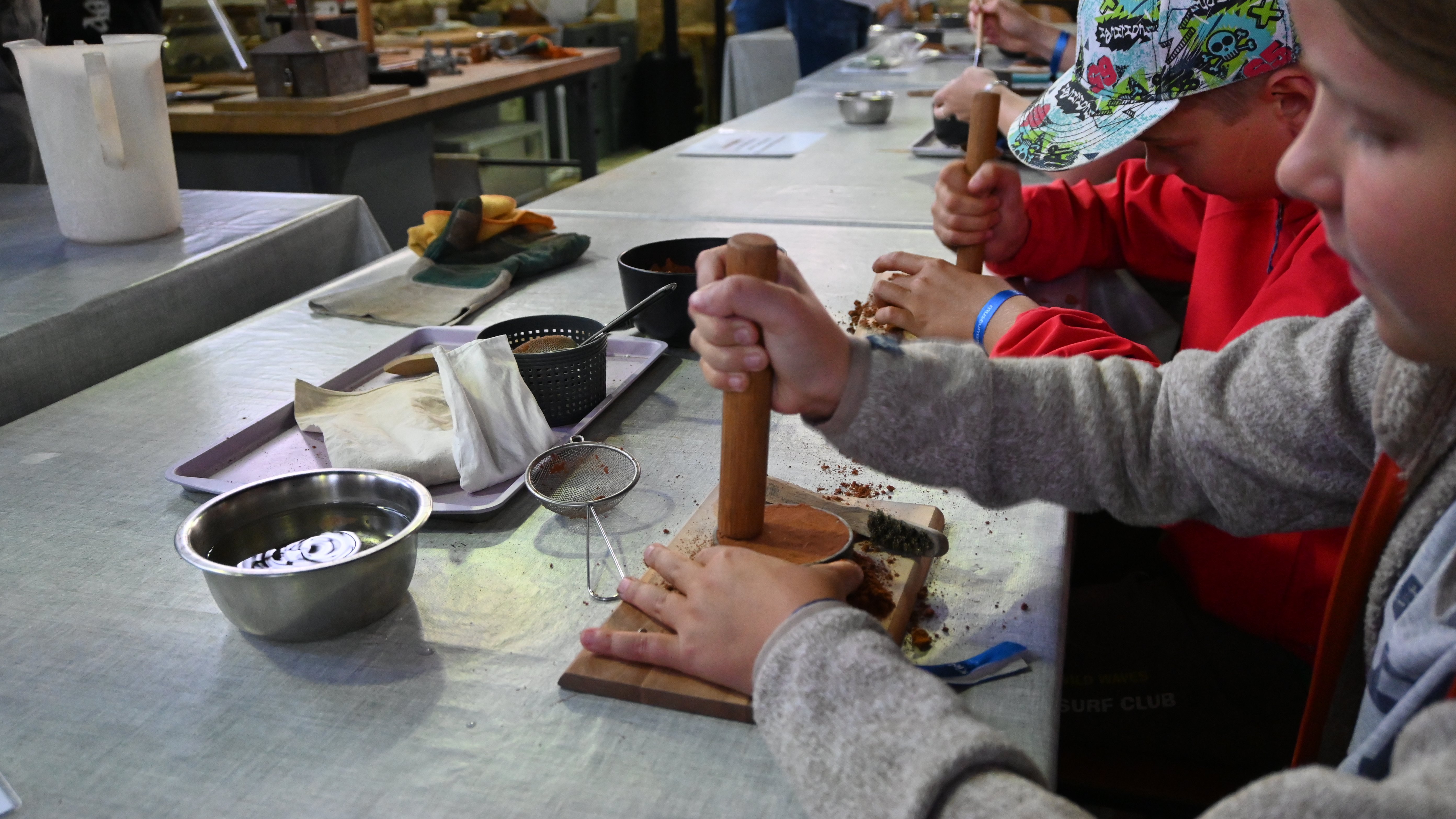 Mädchen beim Workshop Industriemuseum