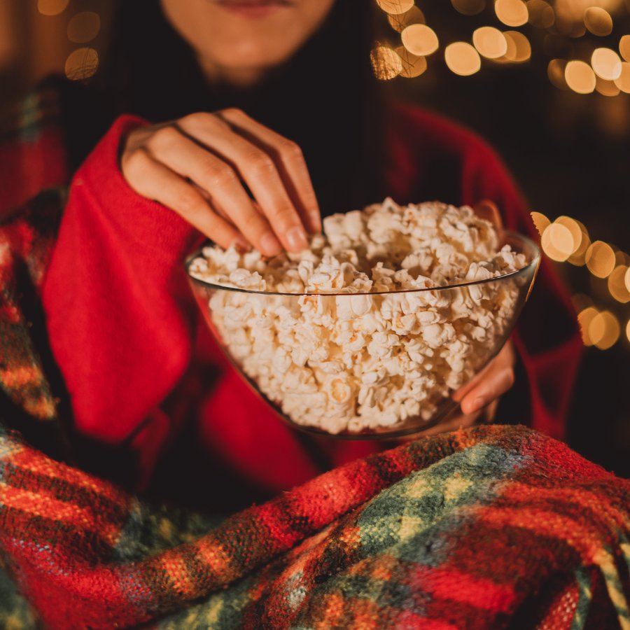 Person mit Popcorn