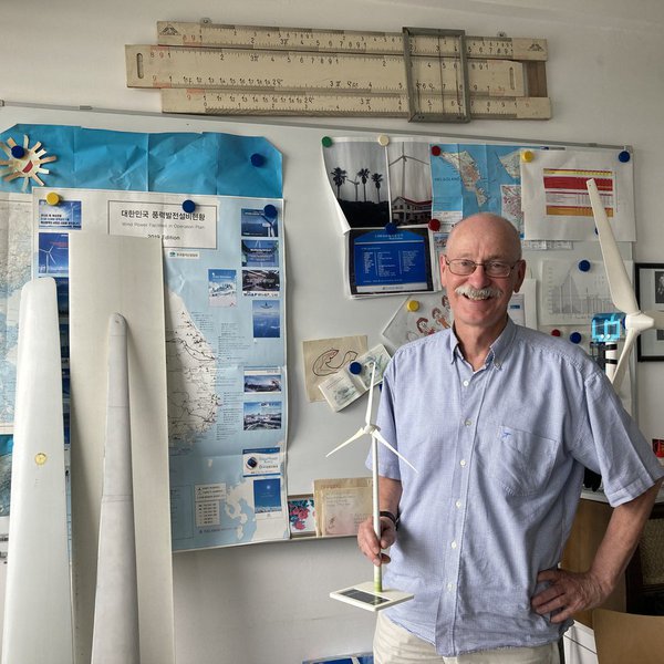 Prof. Dr. Alois Schaffarczyk in seinem Büro an der FH Kiel.  