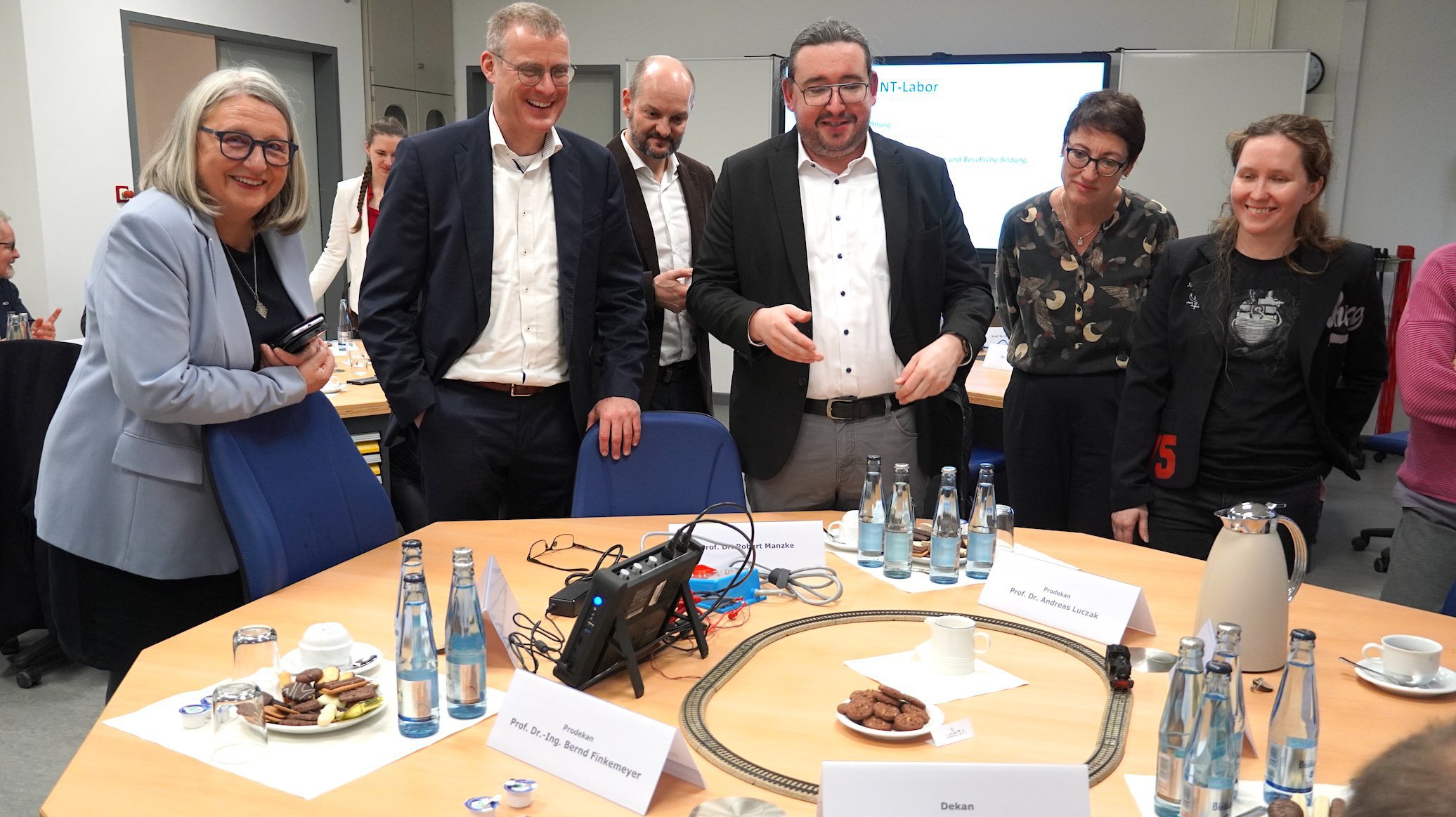 (v.l.n.r.:) Staatssekretärin Dr. Dorit Stenke, FH-Kiel-Präsident Prof. Dr. Björn Christensen, Torge Greve (Fachlehrer Mathematik und Informatik an der Toni-Jensen-Gemeinschaftsschule), Prof. Dr. Hanno Kallies, Evelyn Reese (stellvertretende Schulleiterin der Toni-Jensen- Gemeinschaftsschule) und Sabrina Schönfeld, Programmleiterin Jugendcampus an der FH Kiel