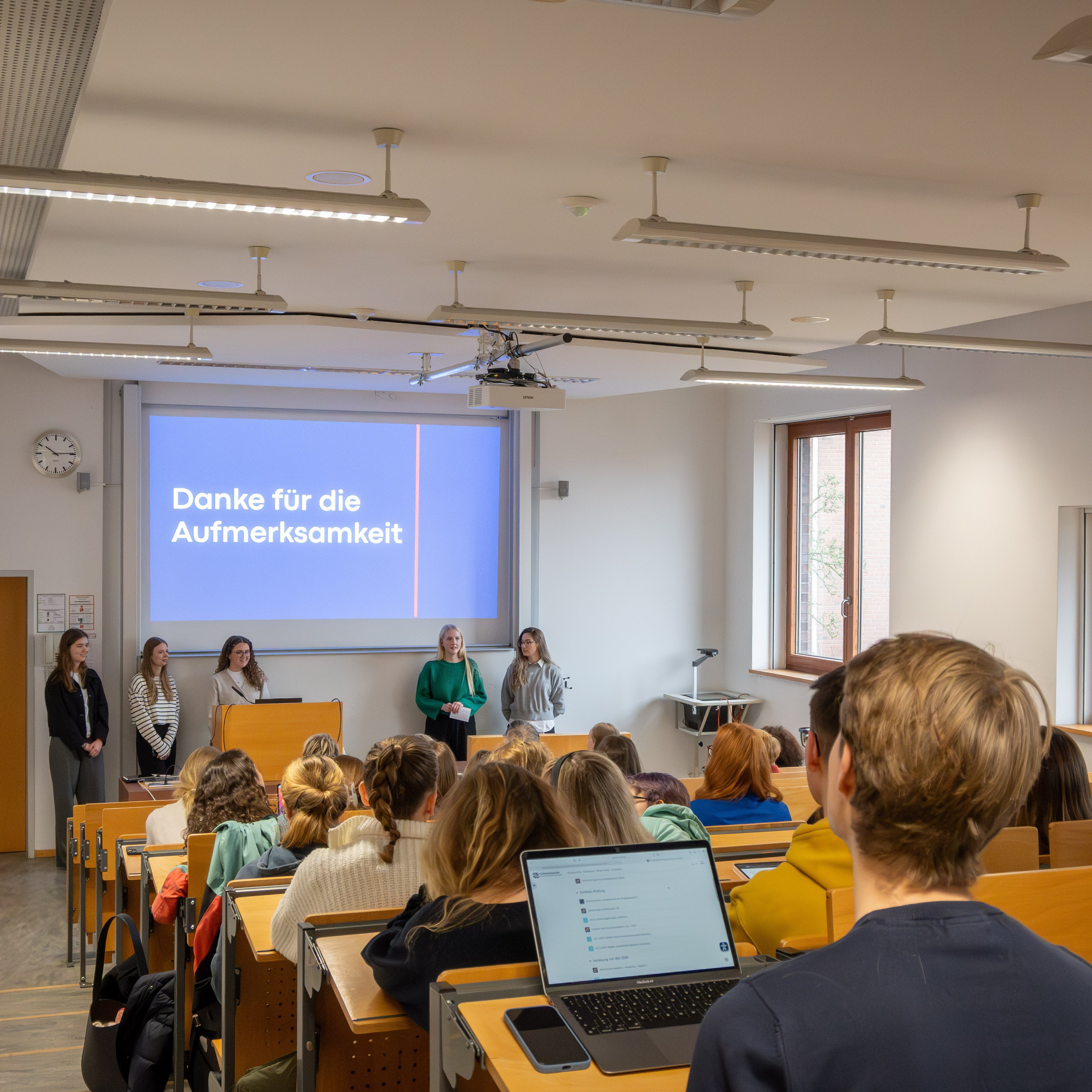 Studierende im Hörsaal