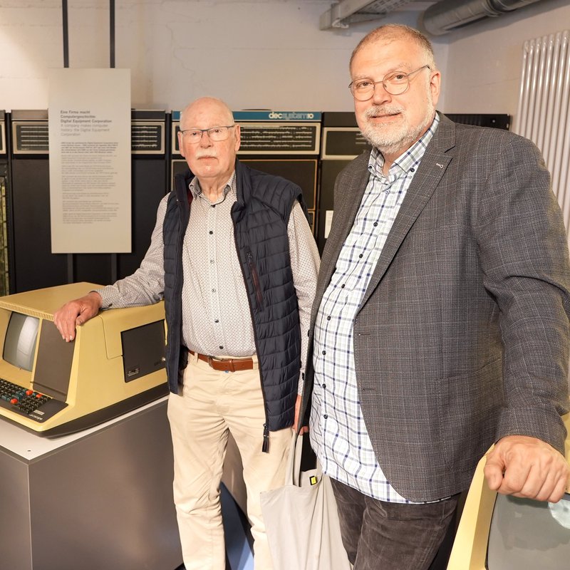 Horst Holm (links) und Markus Schack stehen im Computermuseum der FH Kiel 