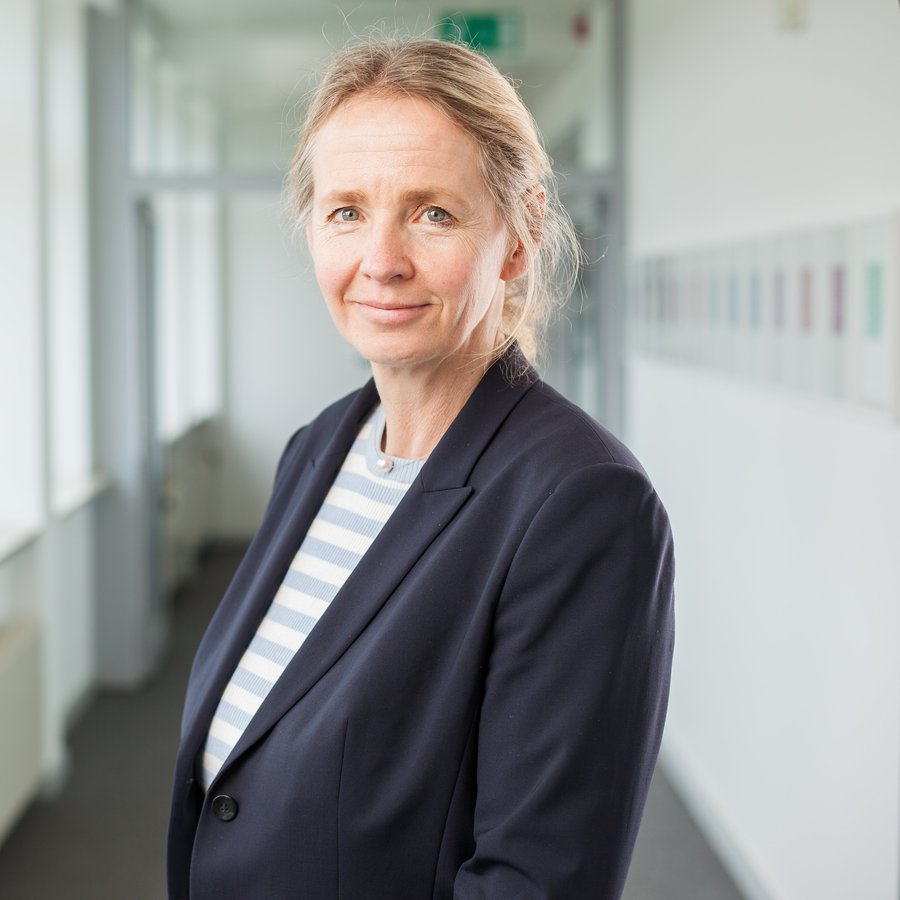 Prof. Dr. Ute Vanini auf dem Senatsflur der FH Kiel 