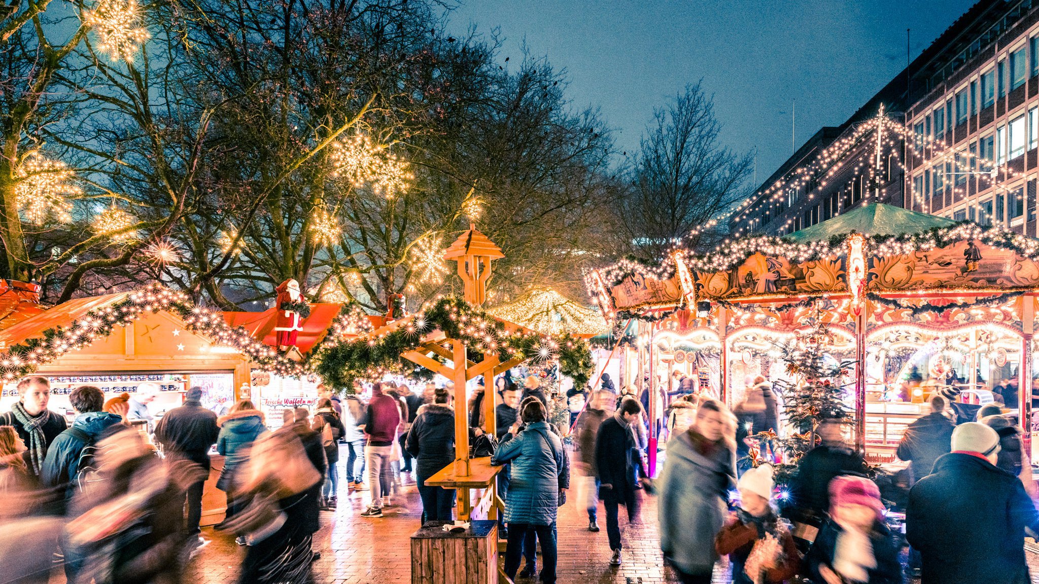 Blick in die Kieler Fußgängerzone, wo gerade der Weihnachtsmarkt läuft