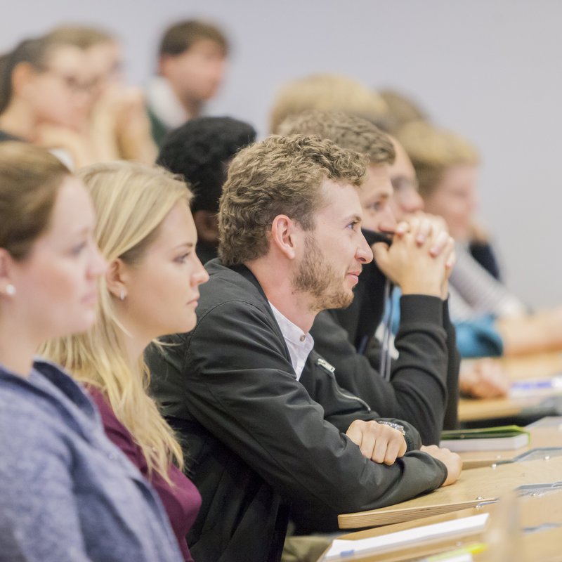 Campusimpressionen FH Kiel, Studierende sitzen im Hörsaal