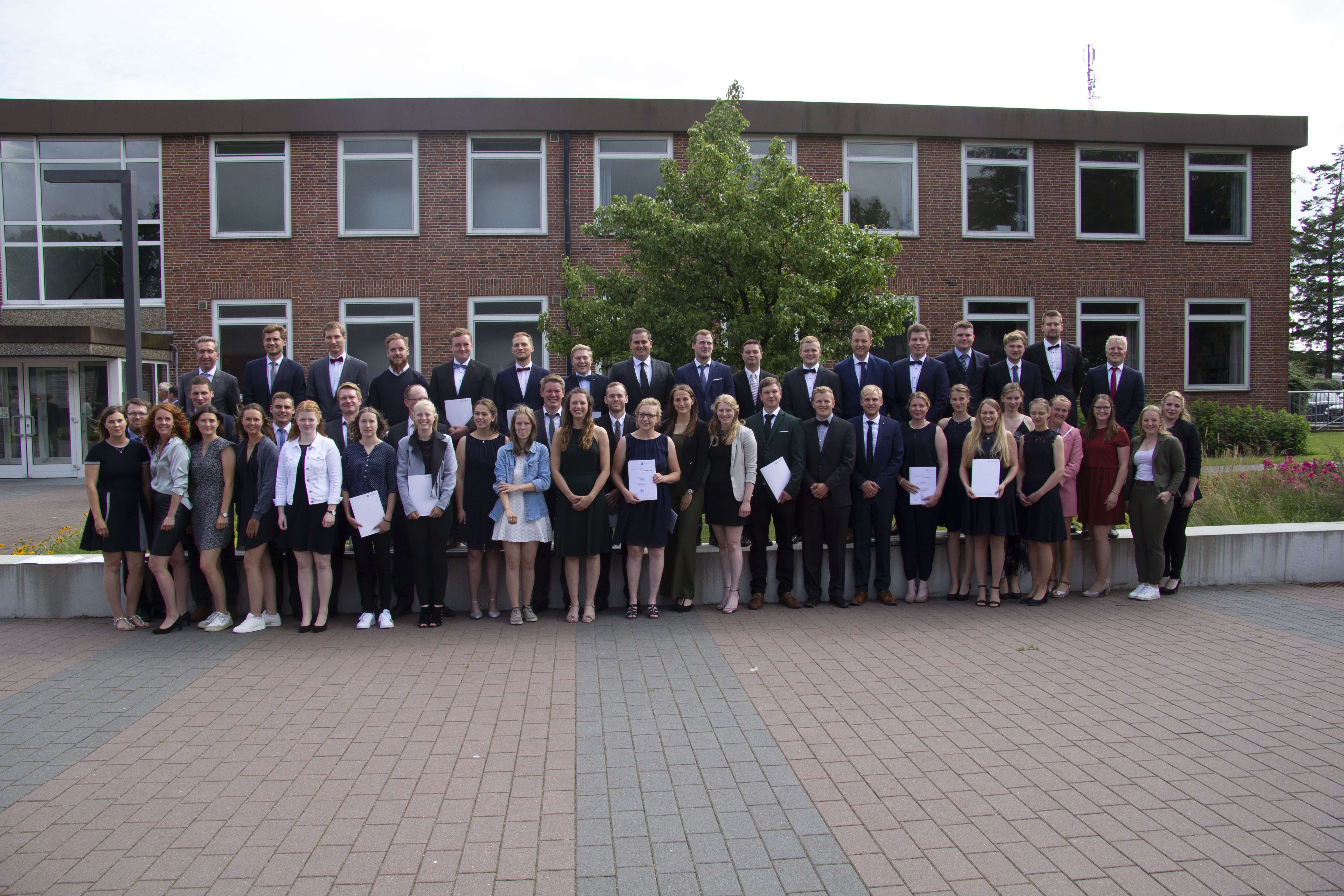 Gruppenfoto von Menschen vor einem Gebäude