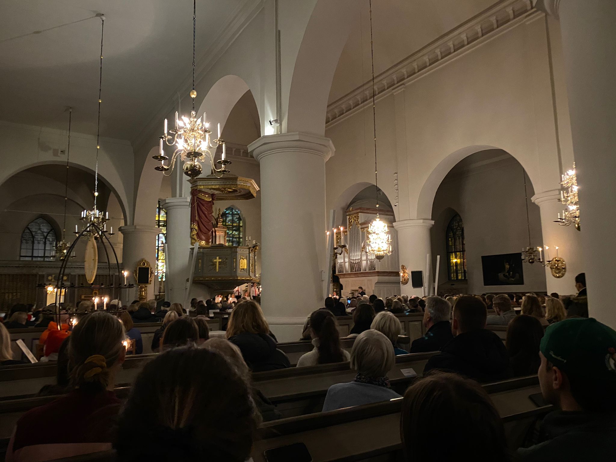 Am 13. Dezember wird das Luciafest in den skandinavischen Ländern oft mit einem Kirchgang gefeiert. Hier sieht man den Abendgottesdienst in einer der Jönköpinger Kirchern. (Foto: Schwagerick)