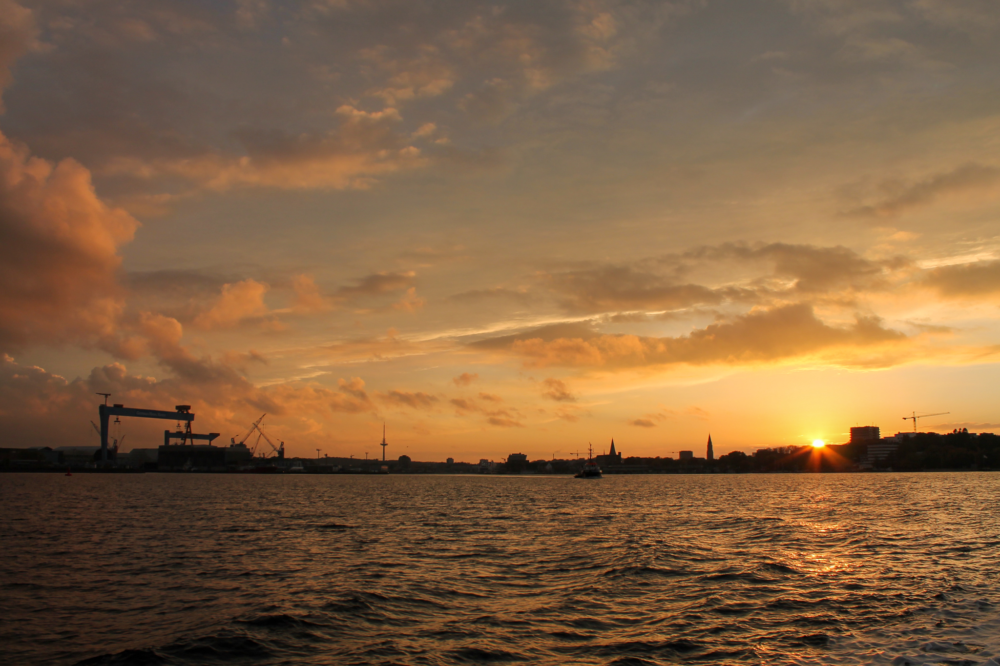 Skyline von Kiel im Sonnenuntergang, von der Kieler Förde aus