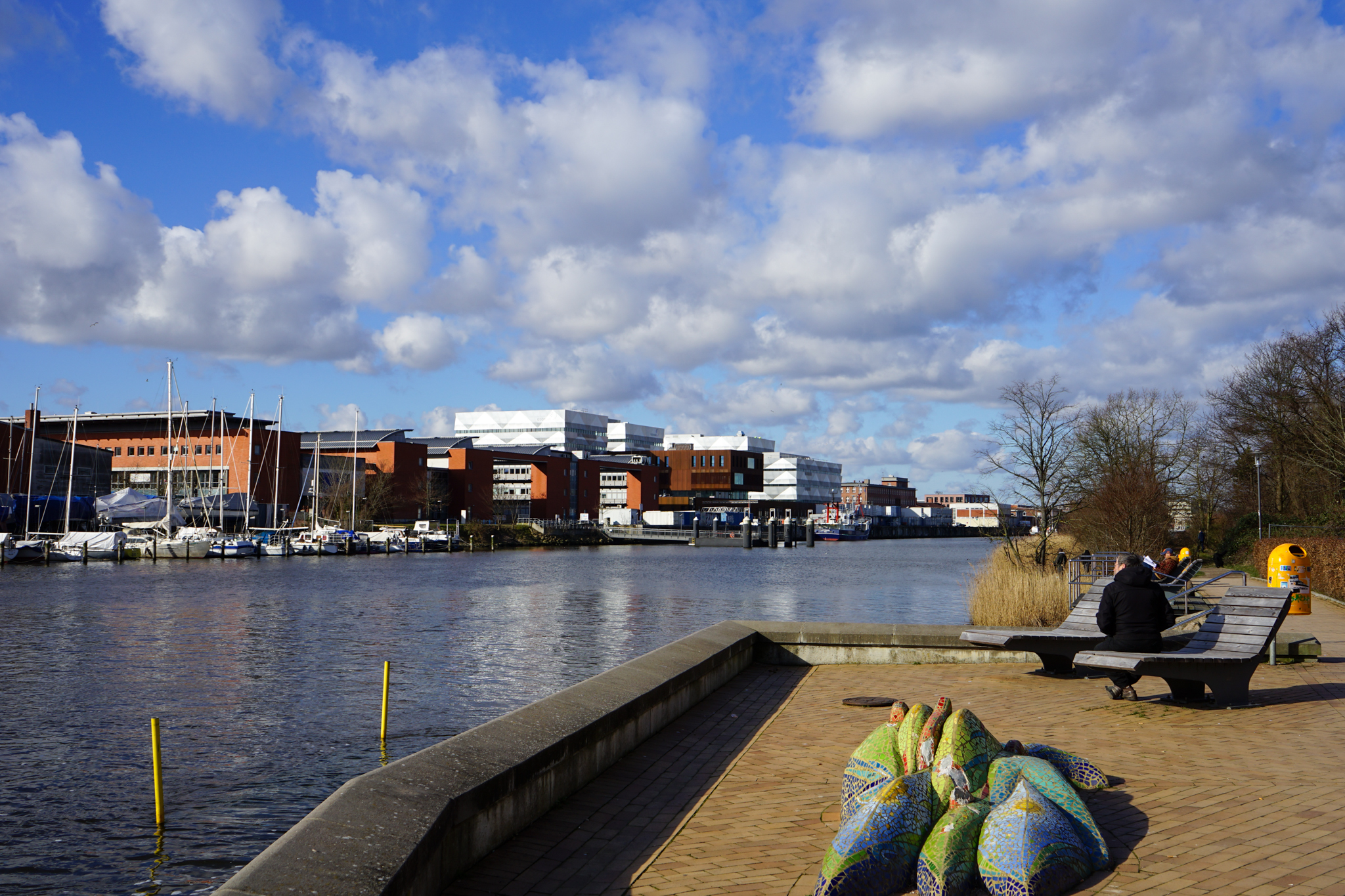 Blick auf den Fluss Schwentine und die Promenade mit Sitzgelegenheiten