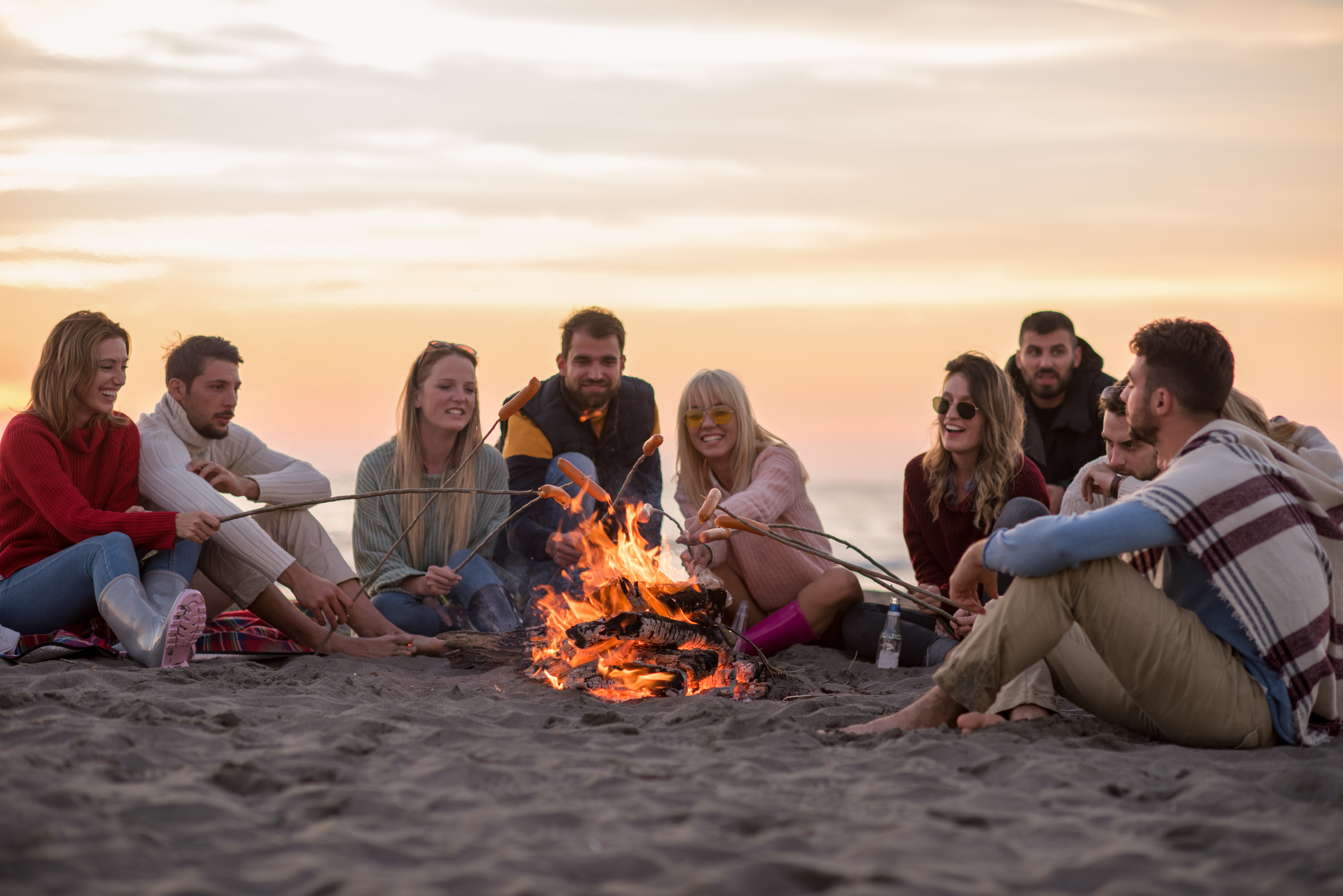 Menschen am Lagerfeuer