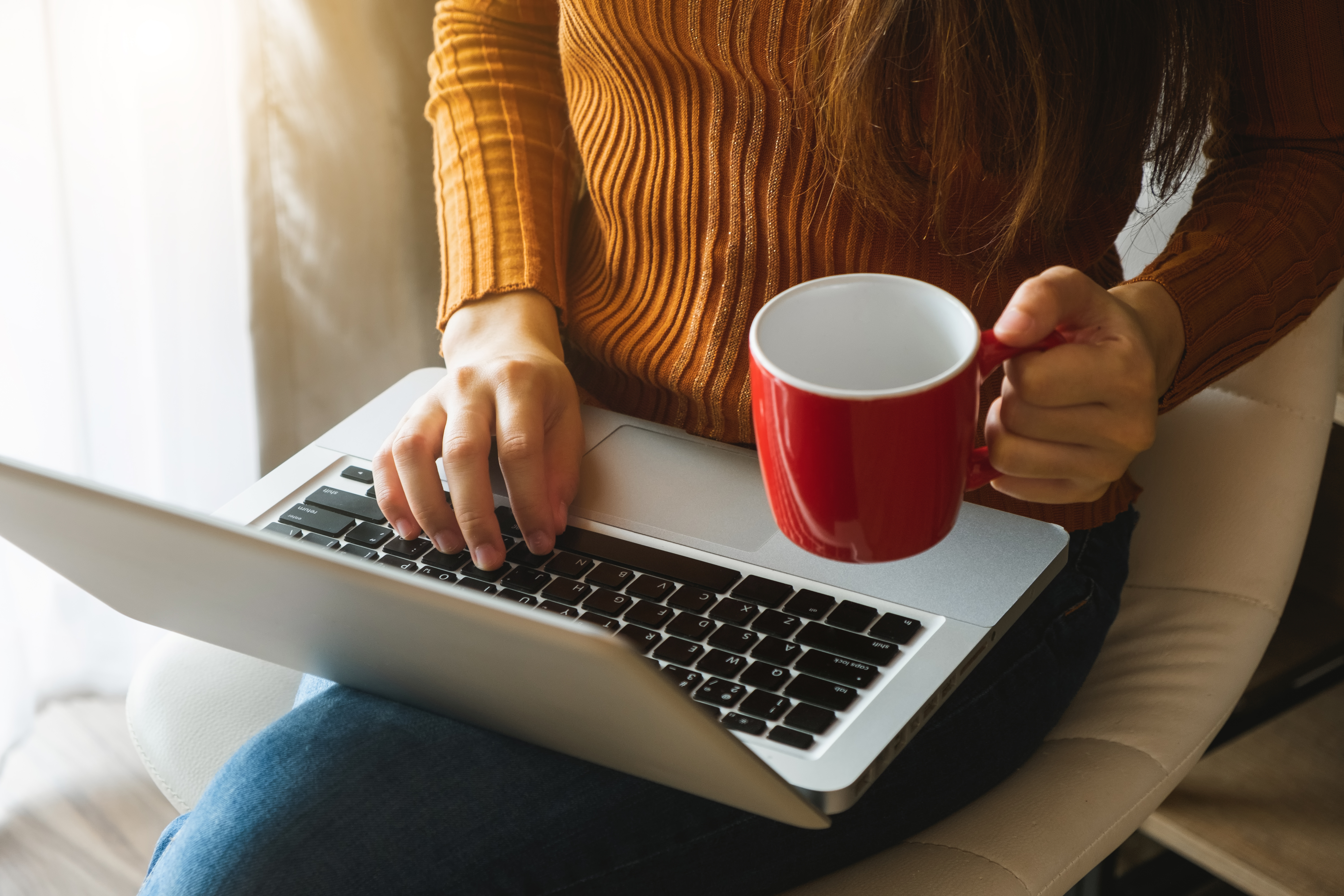 Frau mit Laptop und Tasse