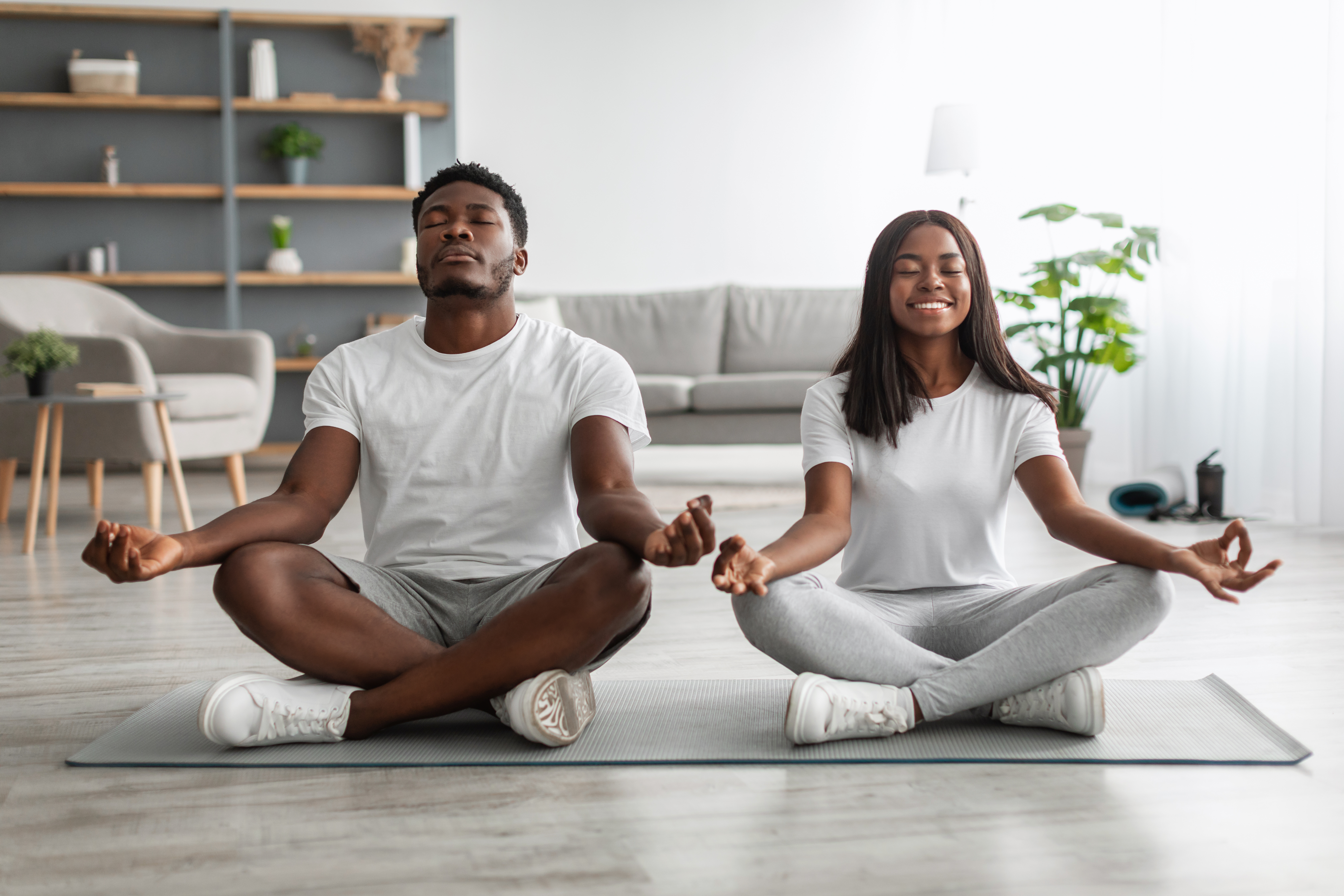 ein Mann und eine Frau beim Yoga