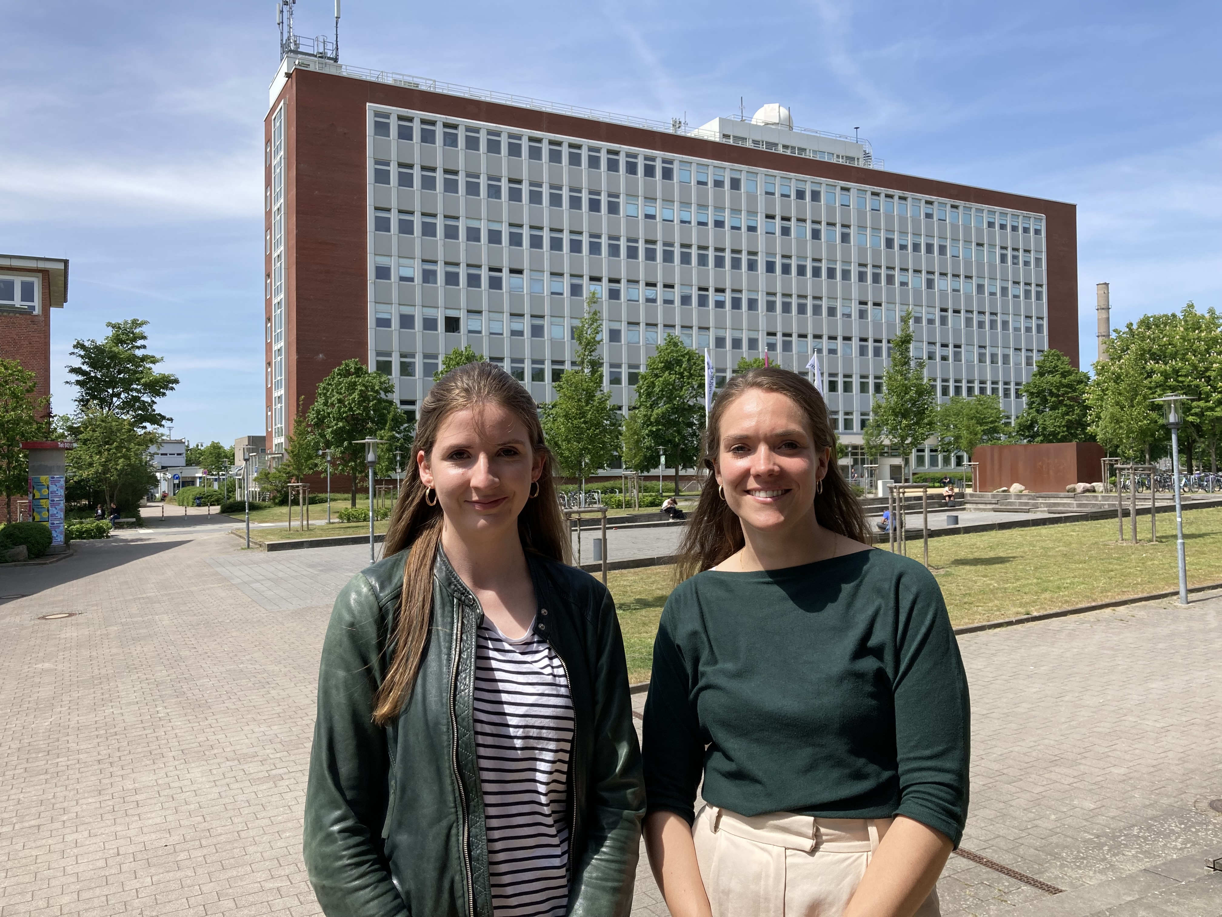 Zwe junge Frauen stehen vor einem Gebäude